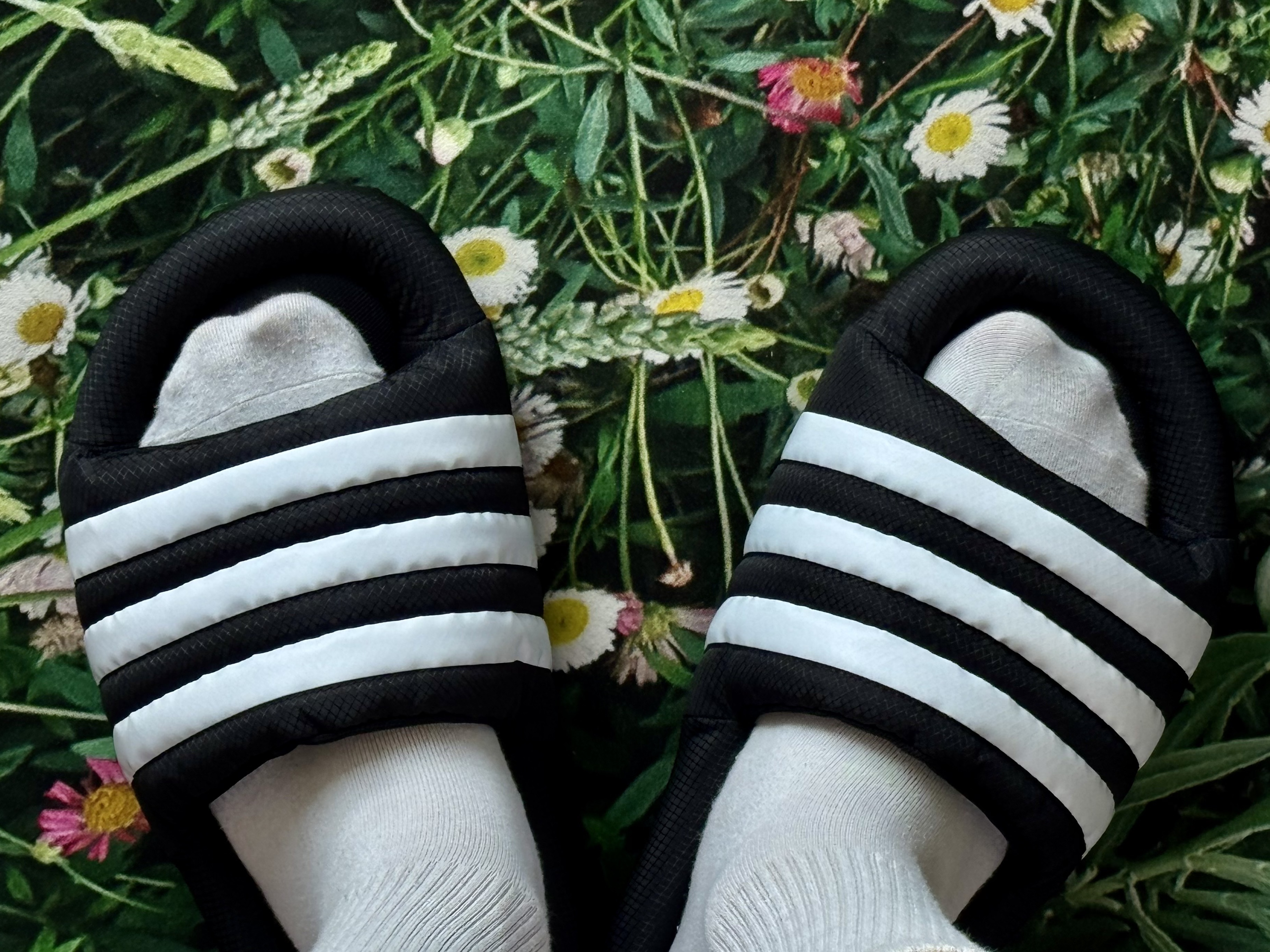 Adidas Adilette 24 Core Black Cloud White 착용 스타일 - 3