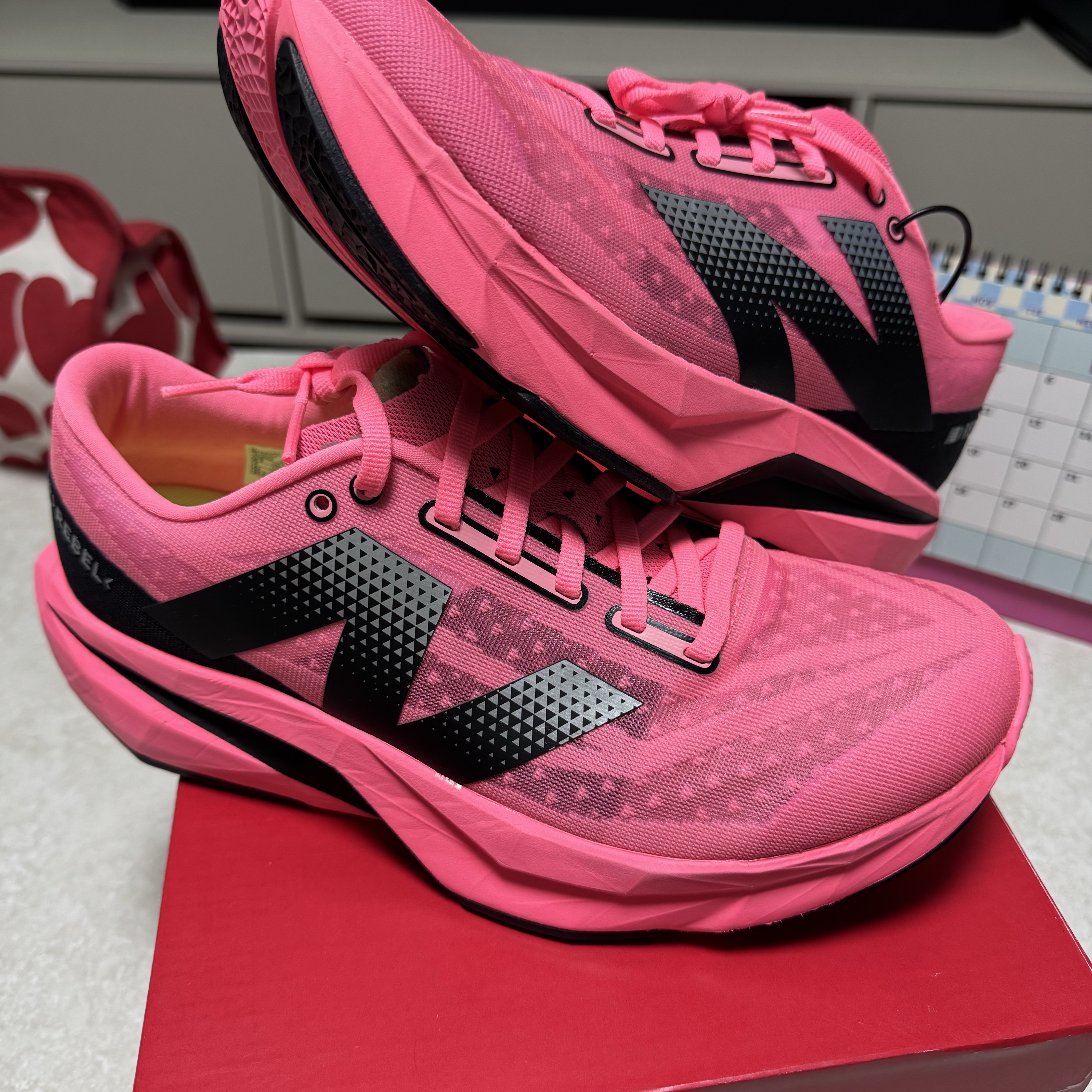 New Balance Fuelcell Rebel v4 Ultra Pink Black - D Standard 착용 스타일