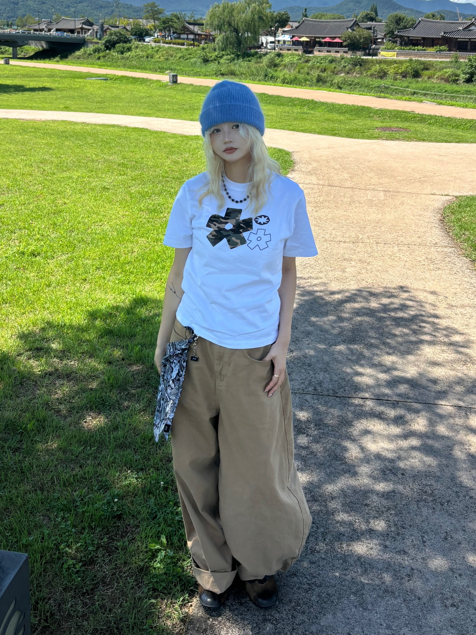 SLOW RECORD HOUSE Camo Bloom Star T-Shirt White 착용 스타일 - 2