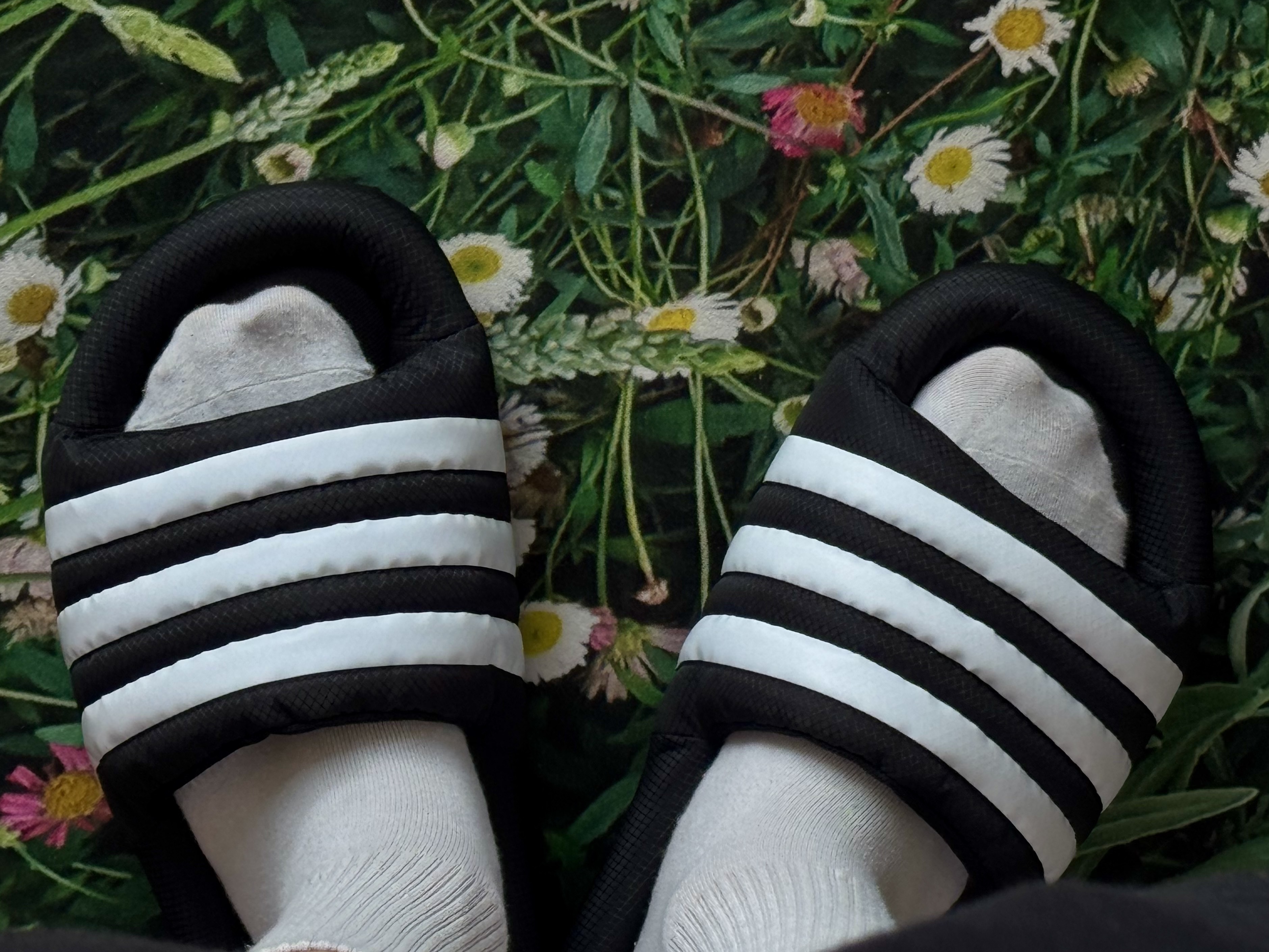 Adidas Adilette 24 Core Black Cloud White 착용 스타일 - 2