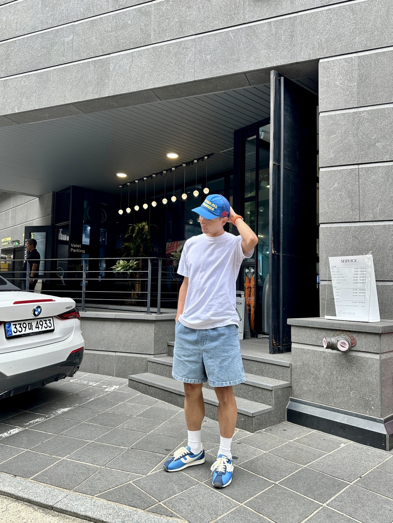 Alex Zono x Wherever We Are All Runners Trucker Hat Blue 착용 스타일 - 1