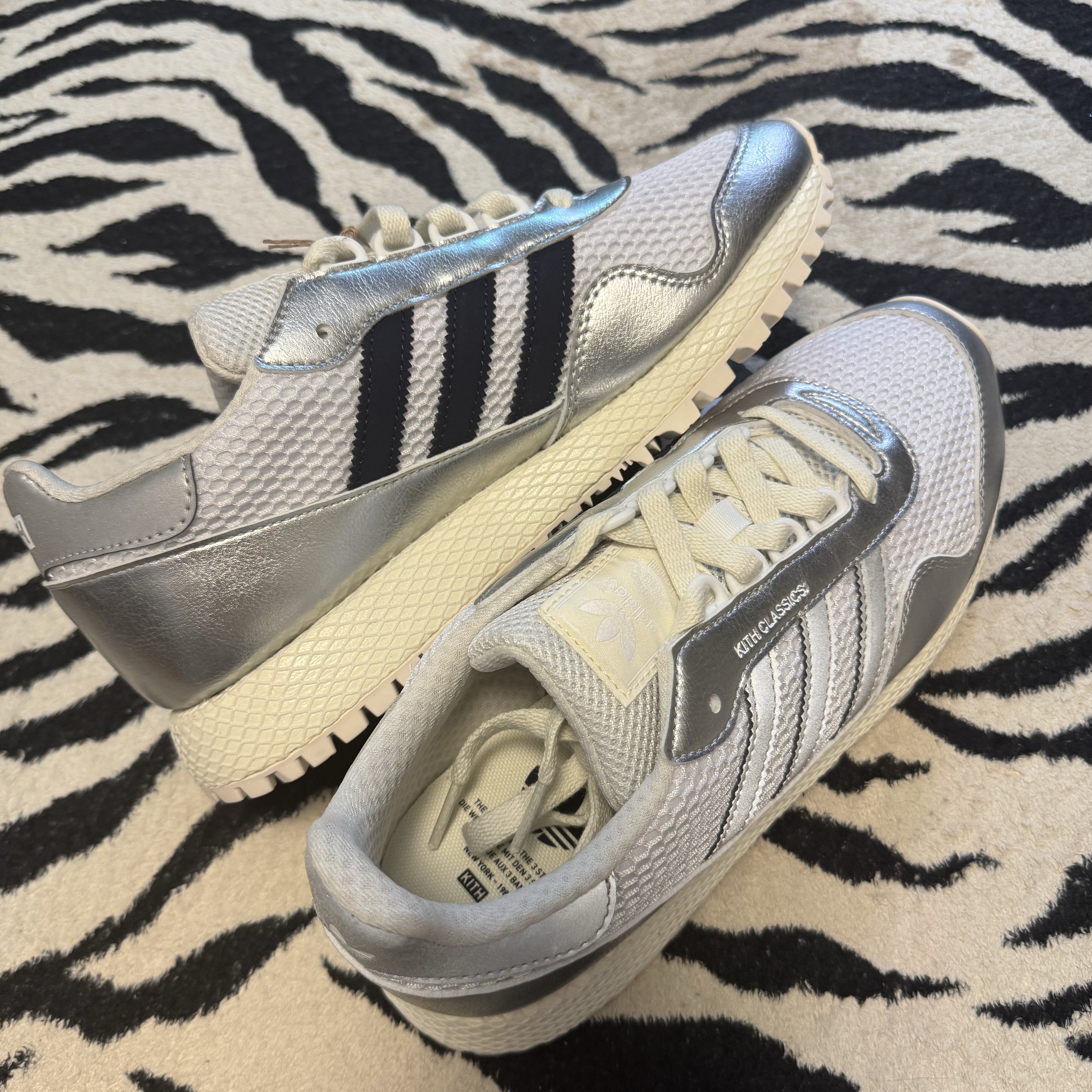 Adidas x Kith New York White Navy Blazer 착용 스타일 - 2