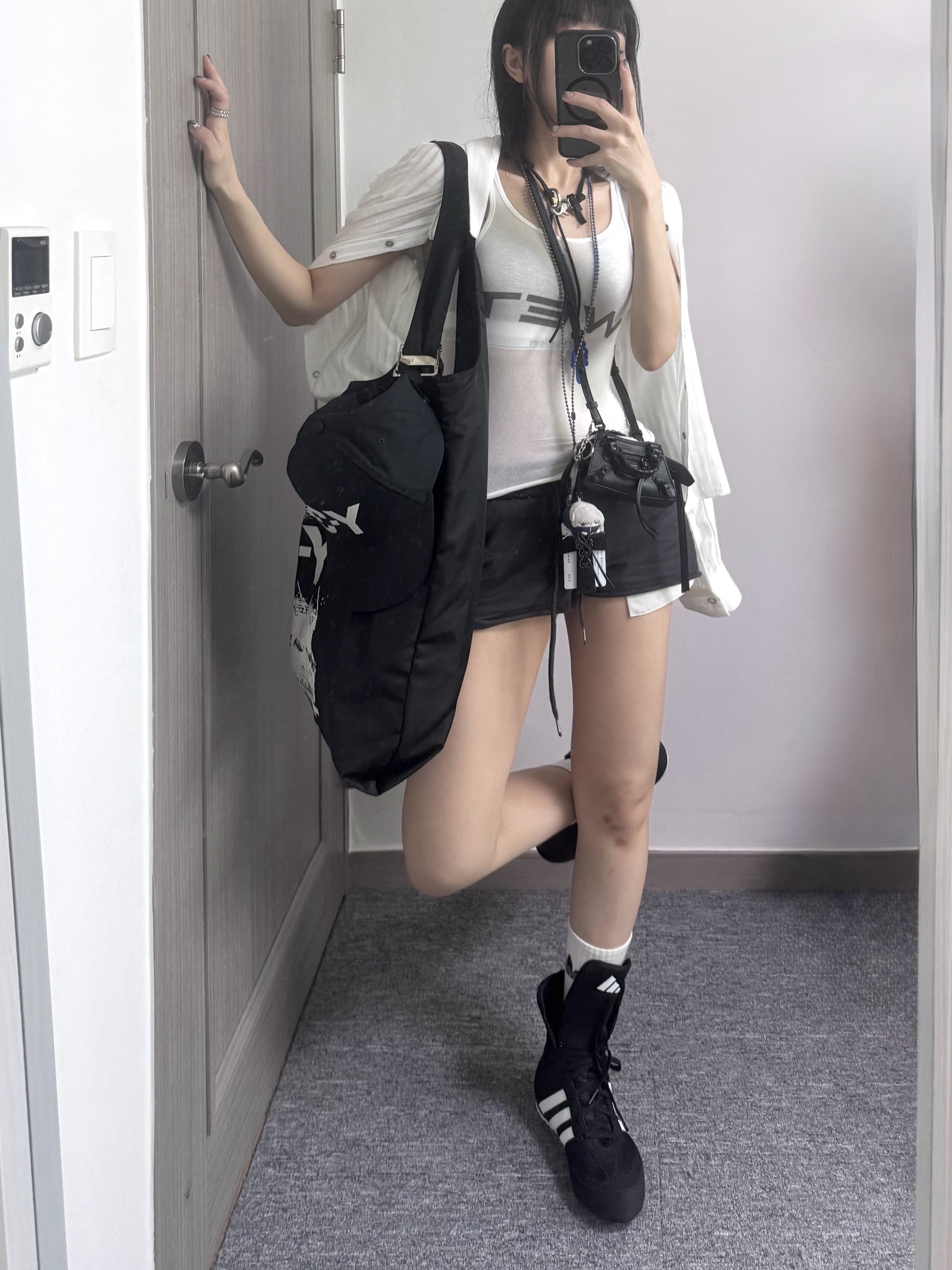 Y-3 Logo Cap Black, Y-3 Tote Black 착용 스타일