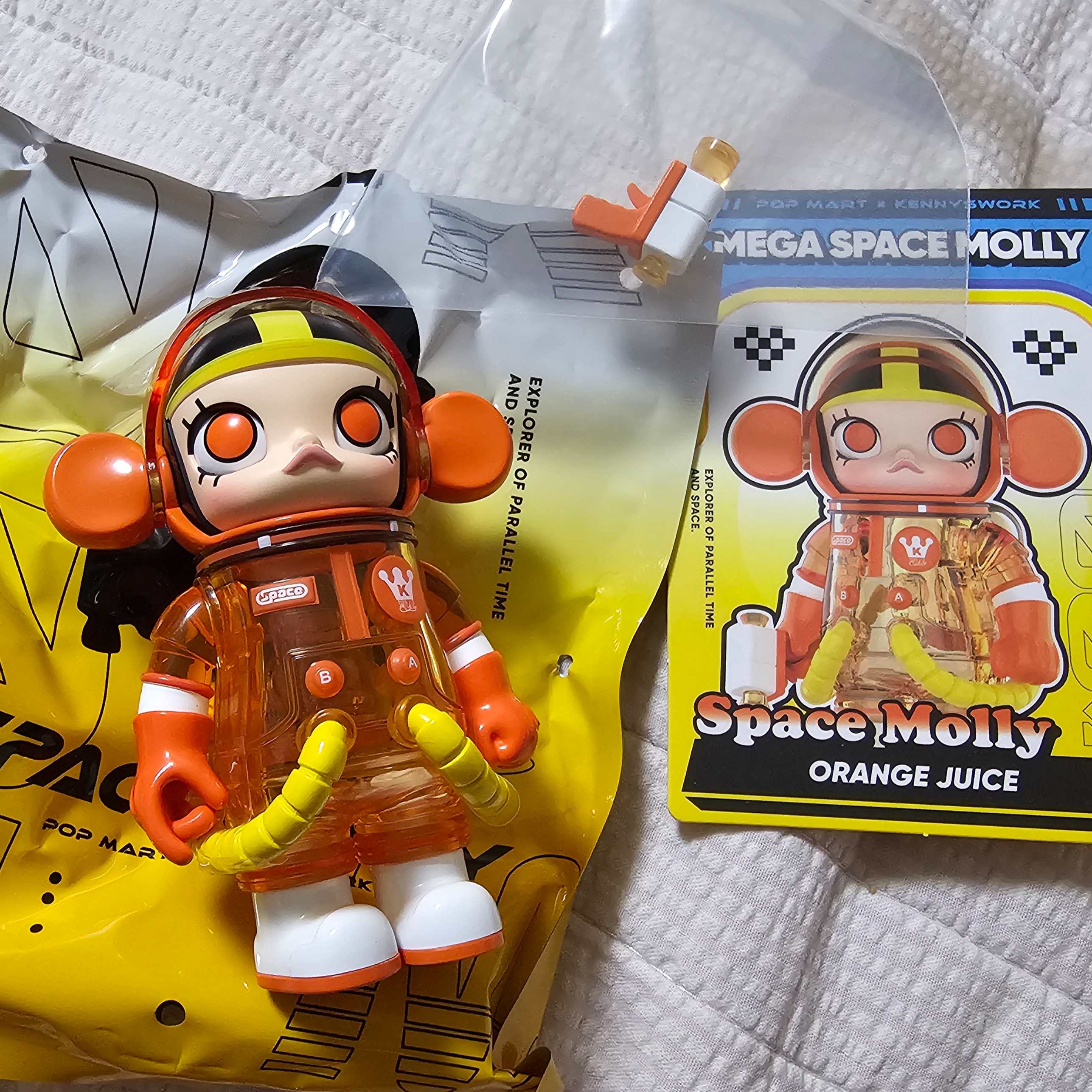 Pop Mart Mega Space Molly 100% Series4 Orange Juice (Opened Case) 착용 스타일