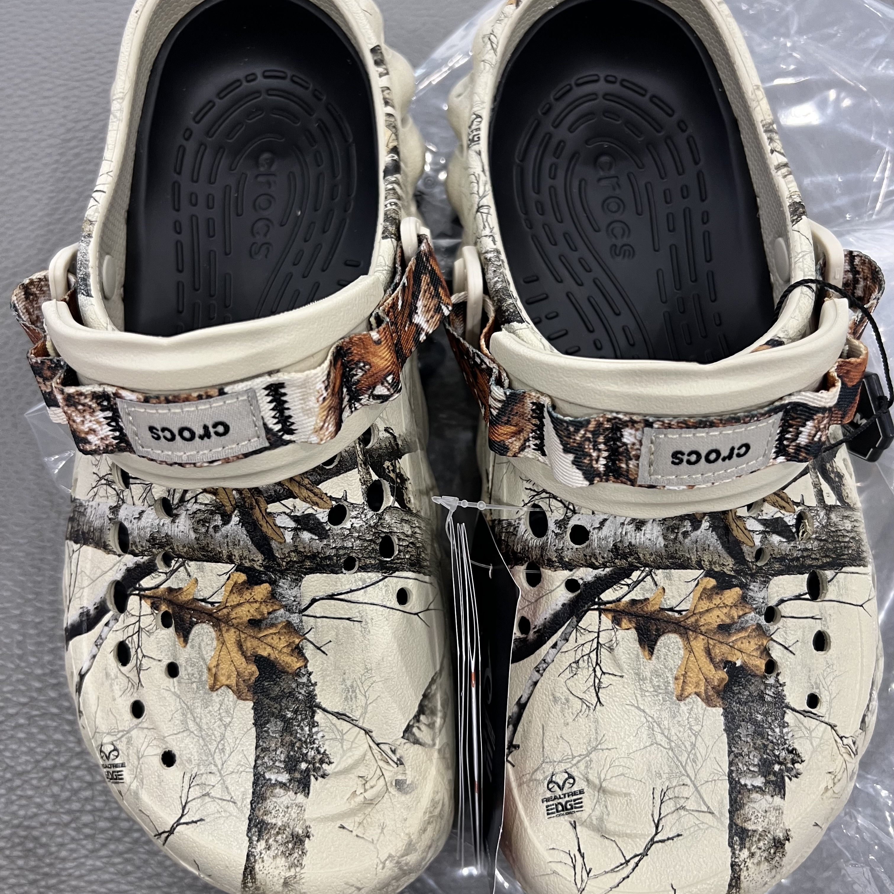 Crocs Echo Clog Real Tree Bone 착용 스타일