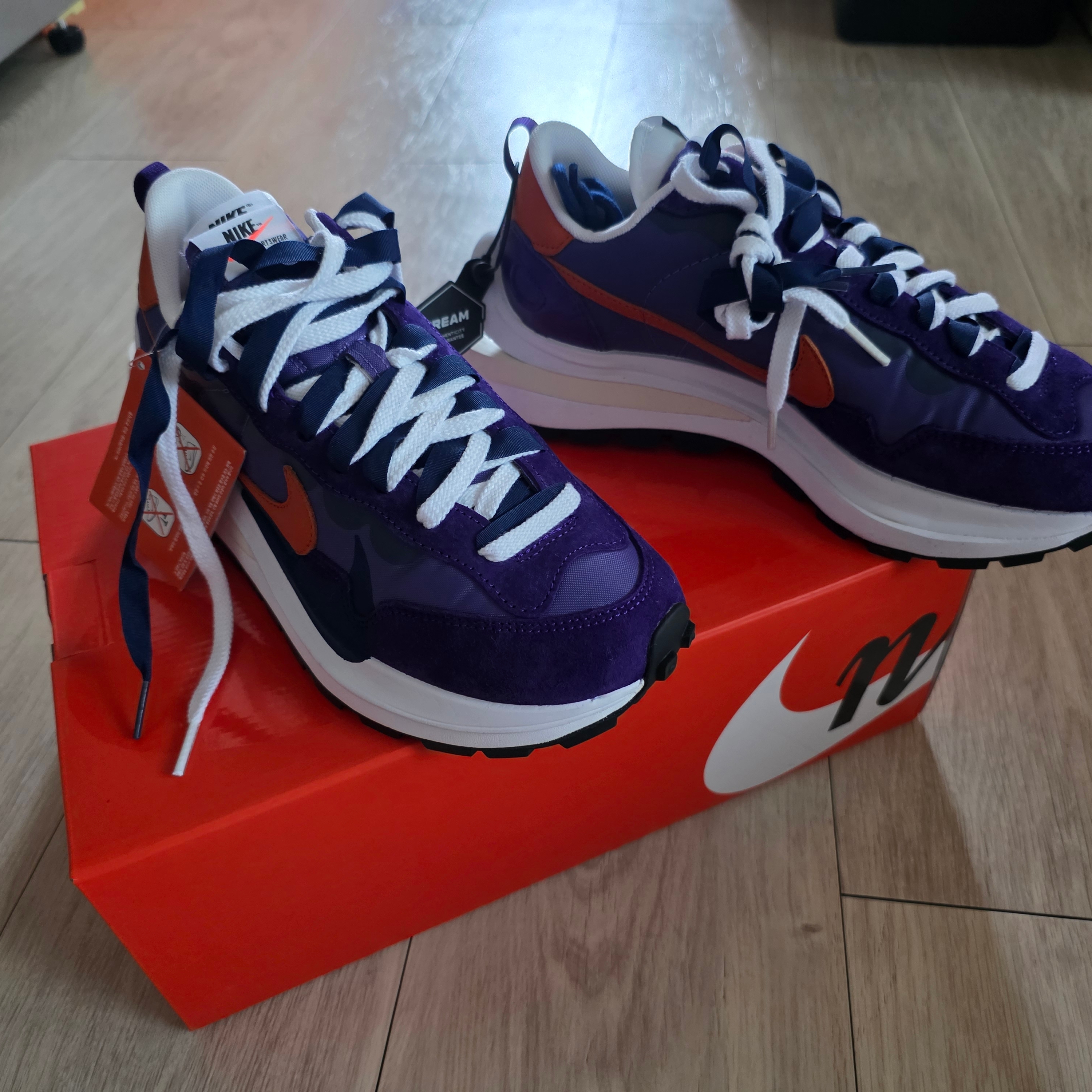 Nike x Sacai VaporWaffle Dark Iris 착용 스타일