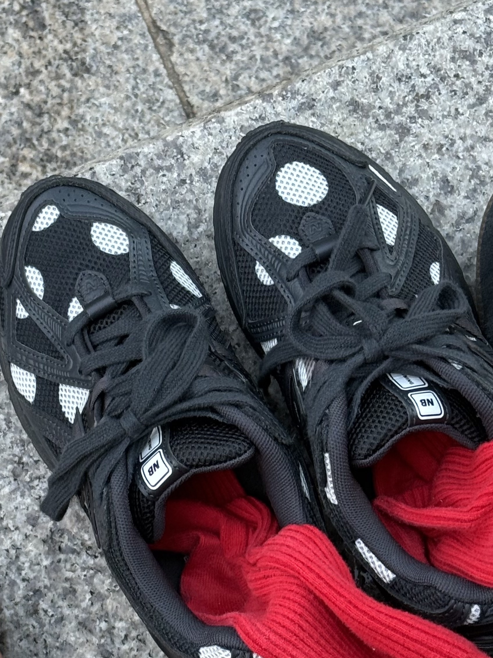 New Balance 1906R Polka Dot Black 착용 스타일