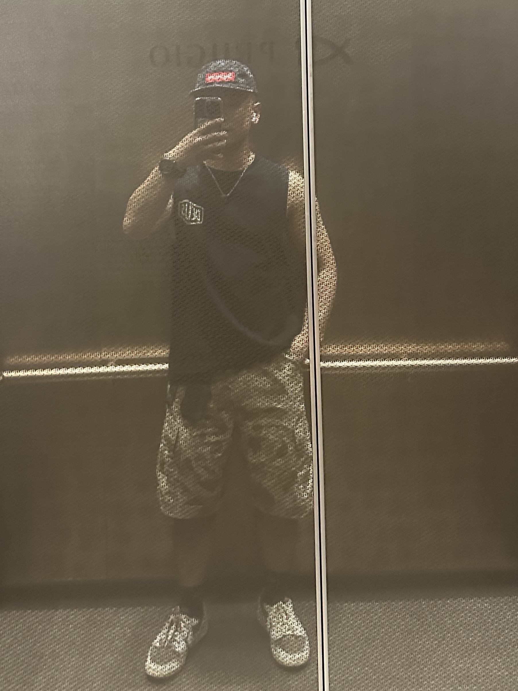 Carhartt WIP Irwin Shorts Desert Duck Camo, Jordan 1 x Travis Scott Retro Low OG SP Sail and Ridgerock 착용 스타일 - 2