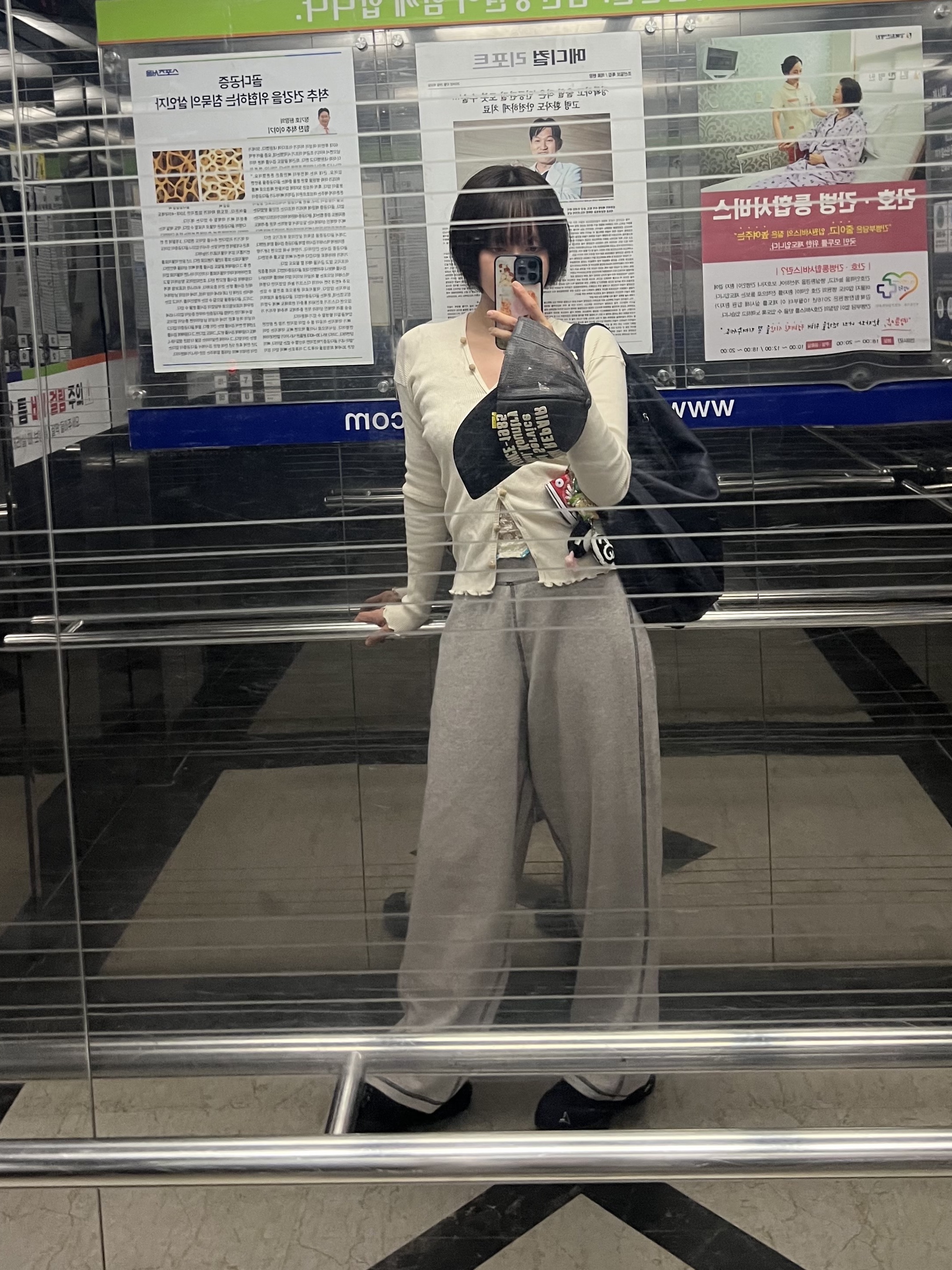 Baserange Women Tav Cardigan Undyed - 24FW, Paloma Wool Big Dry Large Versatile Bag Navy 착용 스타일