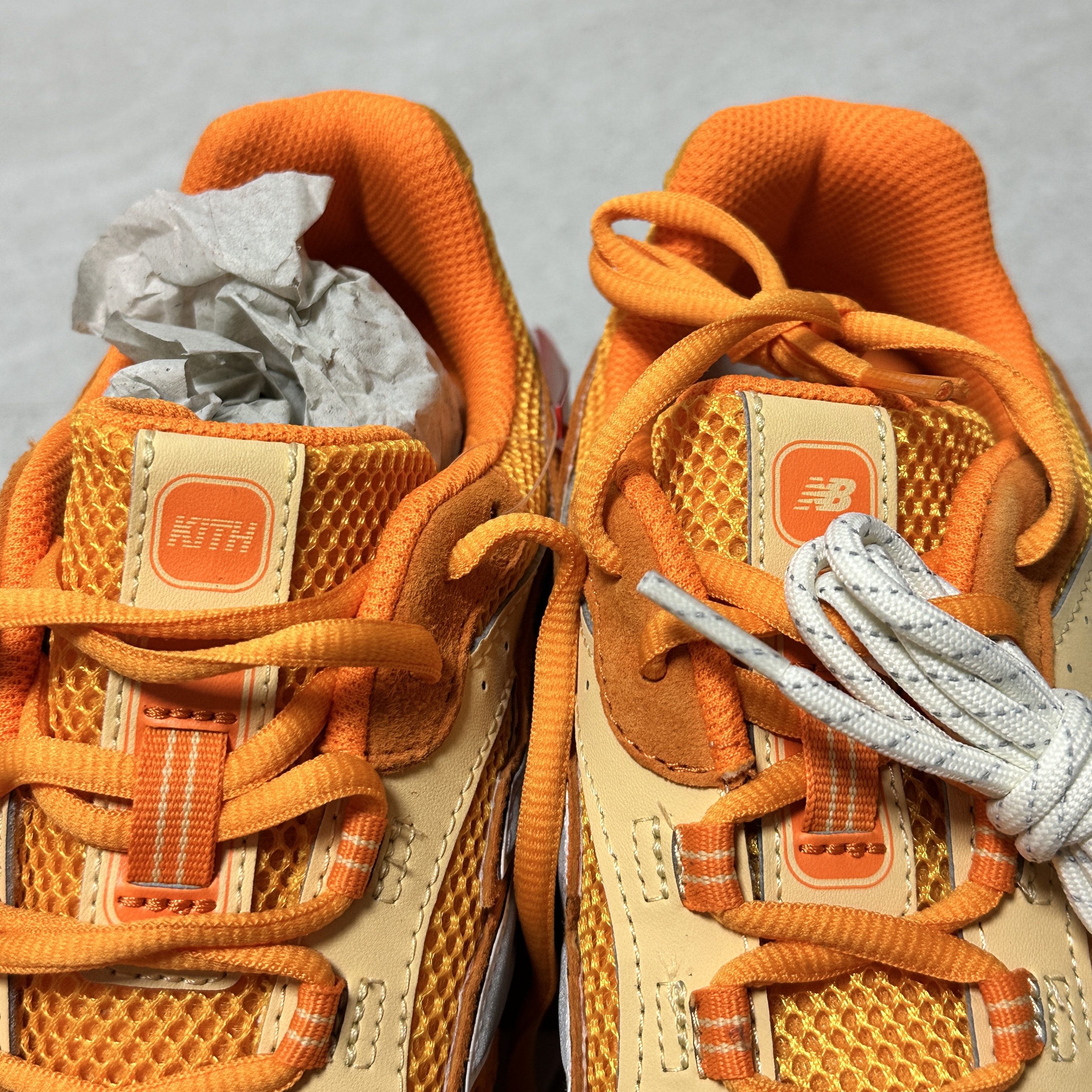 New Balance x Kith 204L Orange Silver 착용 스타일 - 2