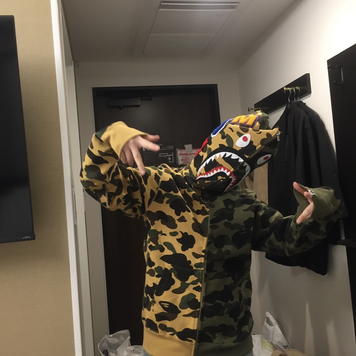 BAPE 1st Camo Separate Shark Full Zip Hoodie Green 착용 스타일 - 2