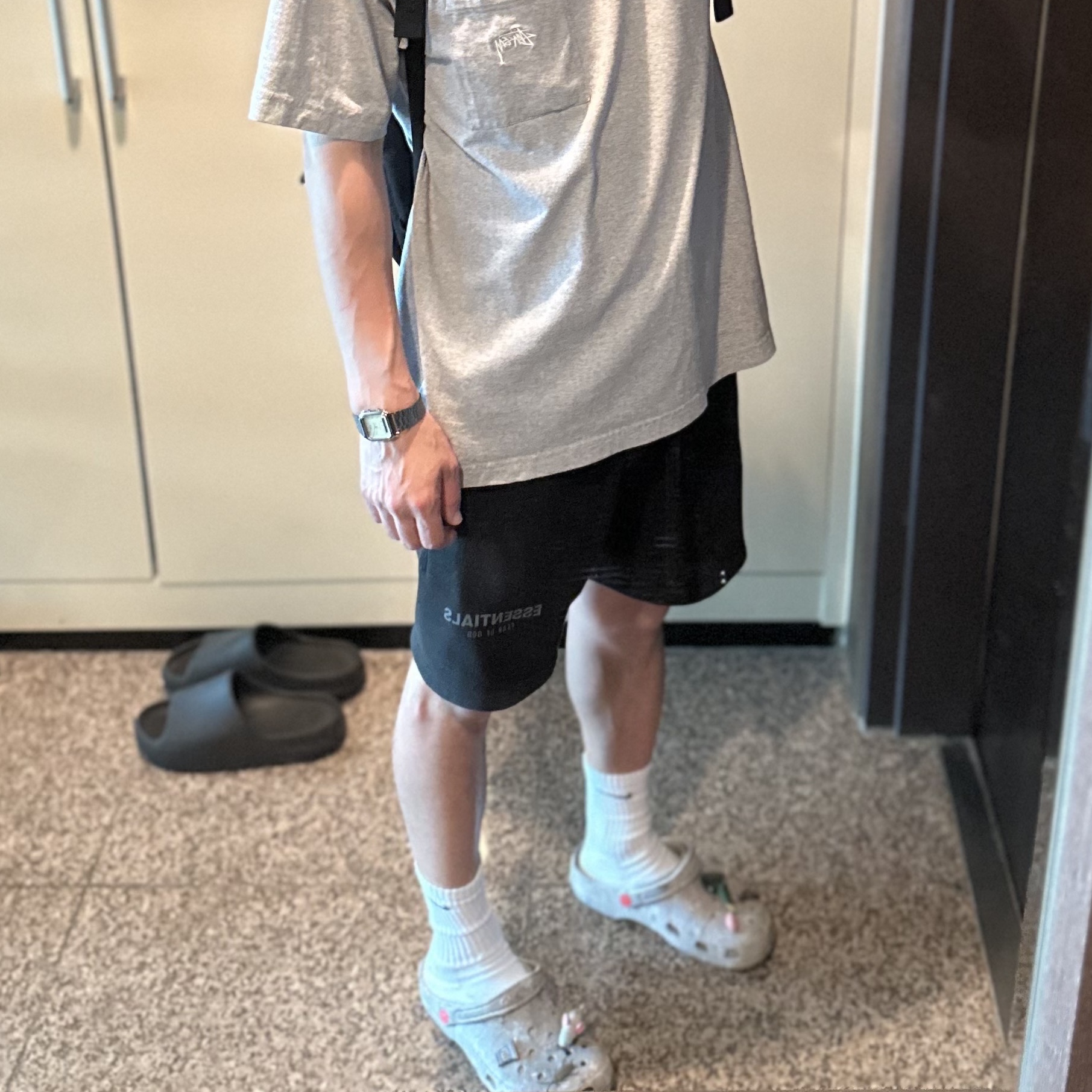 Crocs x Staple Classic Clog Grey Red 착용 스타일