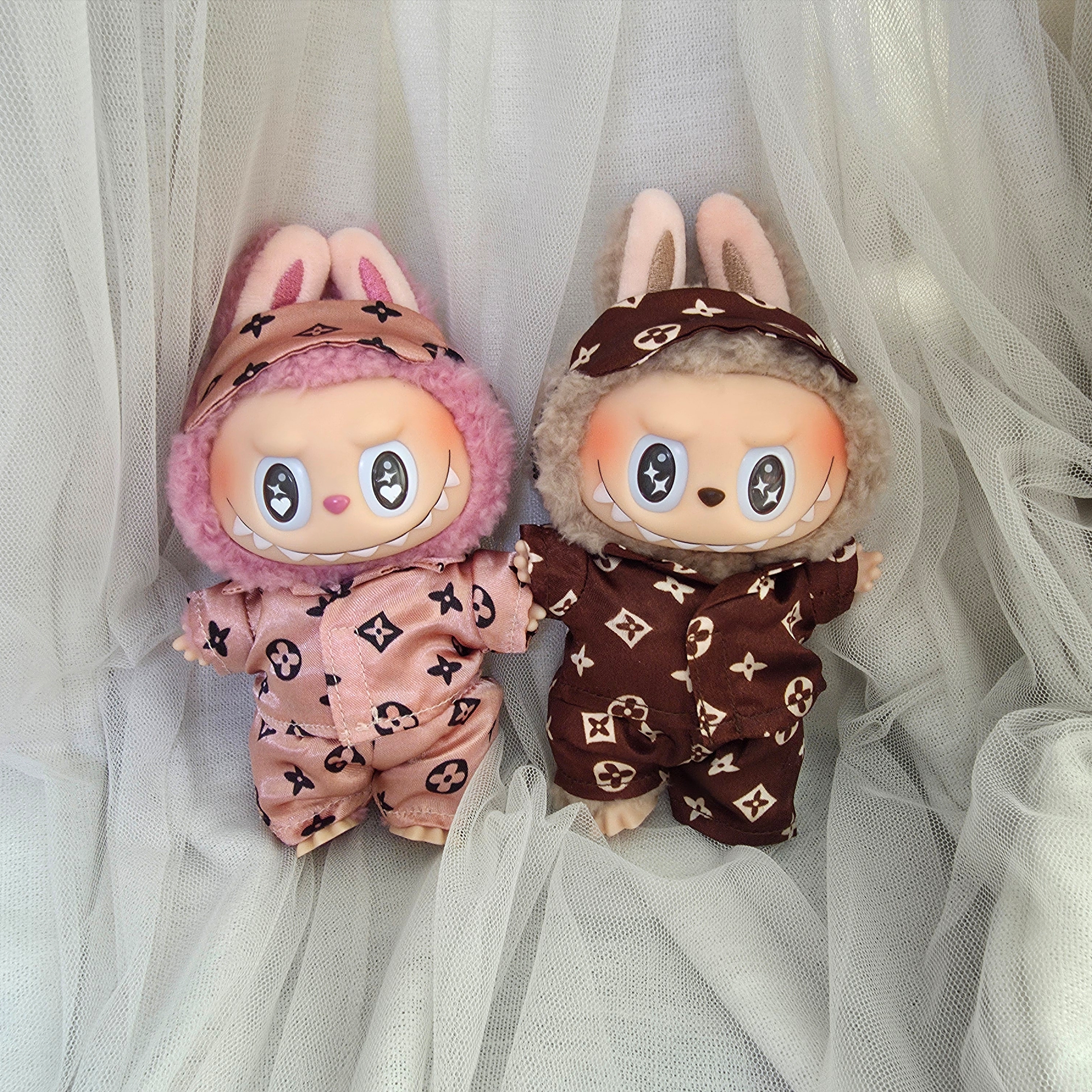 Pop Mart The Monsters Labubu Tasty Macarons Series Sealed Case (1 Blind Box) 착용 스타일