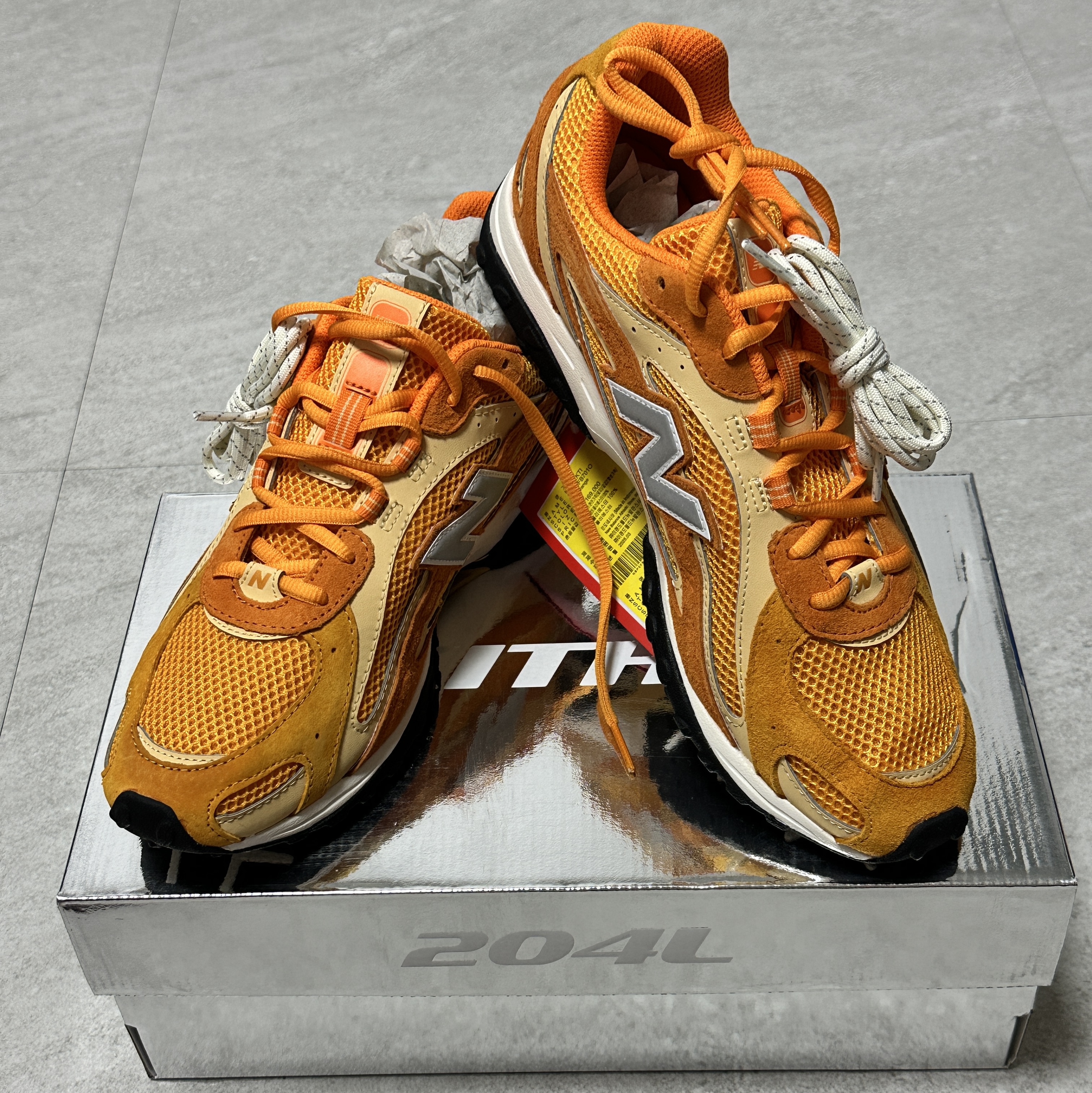 New Balance x Kith 204L Orange Silver 착용 스타일 - 1