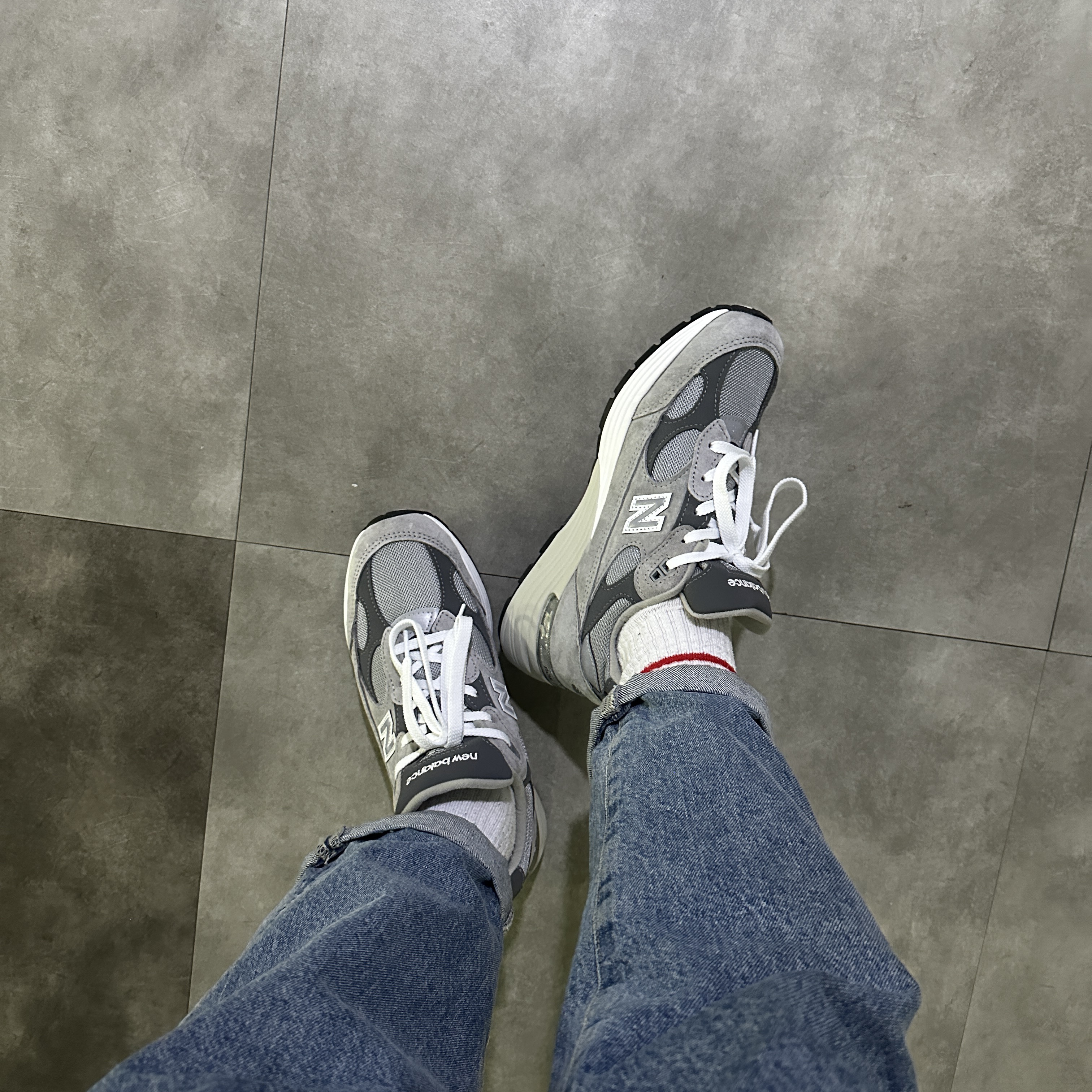 New Balance 992 Made in USA Core Grey Silver Metallic 착용 스타일