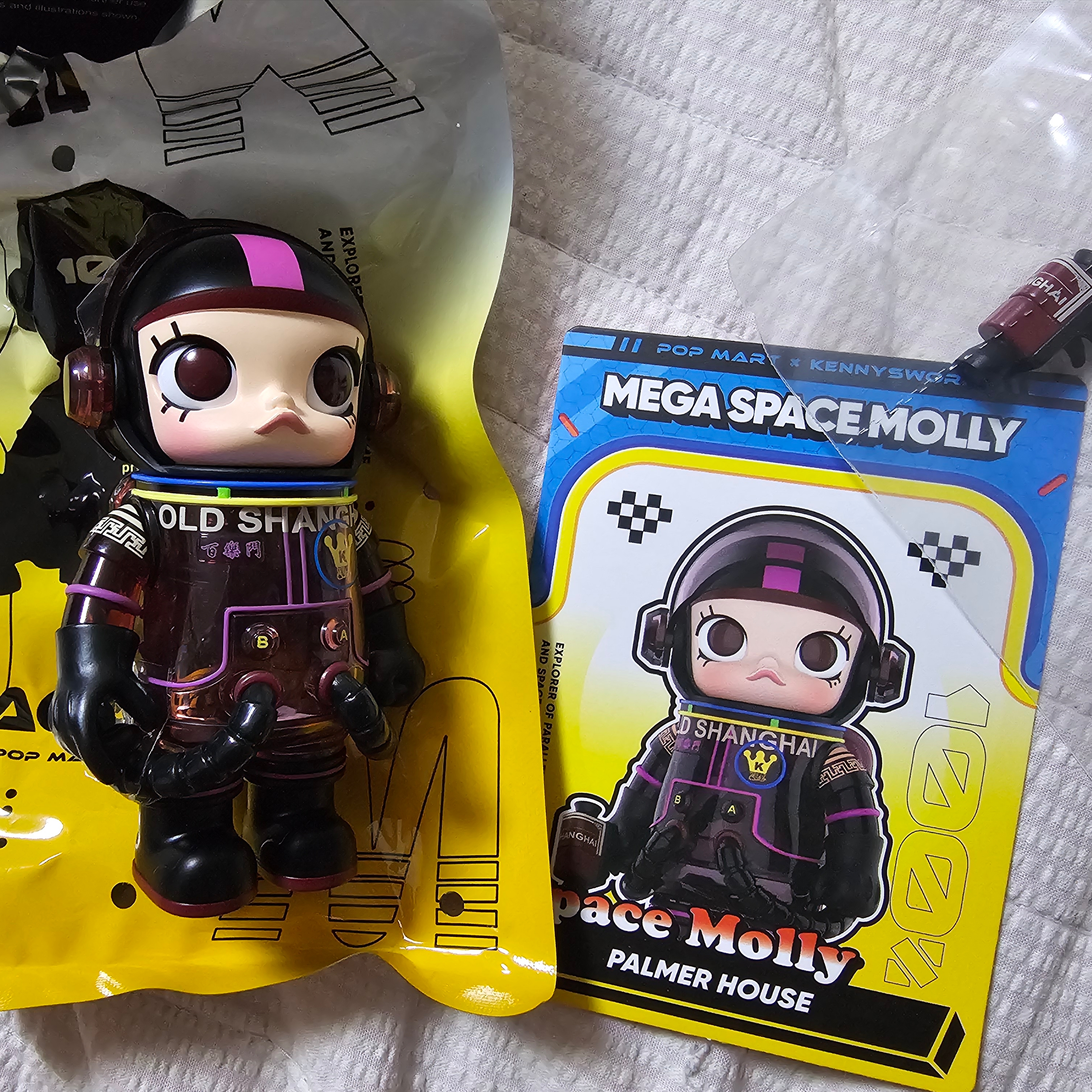 Pop Mart Mega Space Molly 100% Series4 Palmer House (Opened Case) 착용 스타일