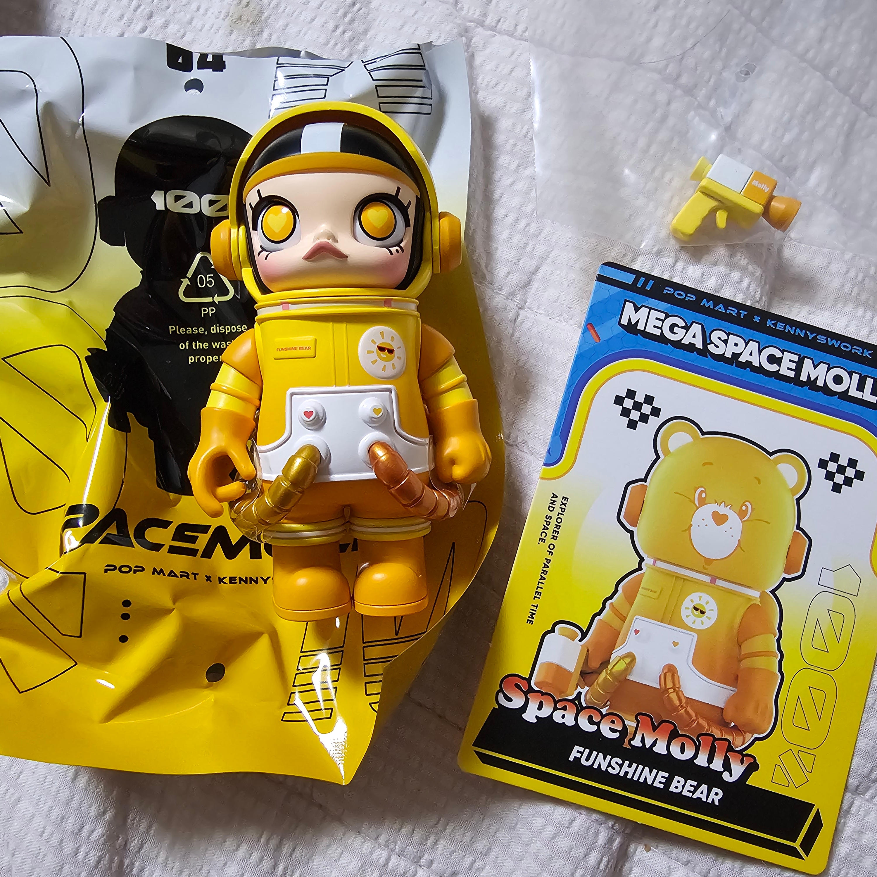Pop Mart Mega Space Molly 100% Series4 Funshine Bear (Opened Case) 착용 스타일
