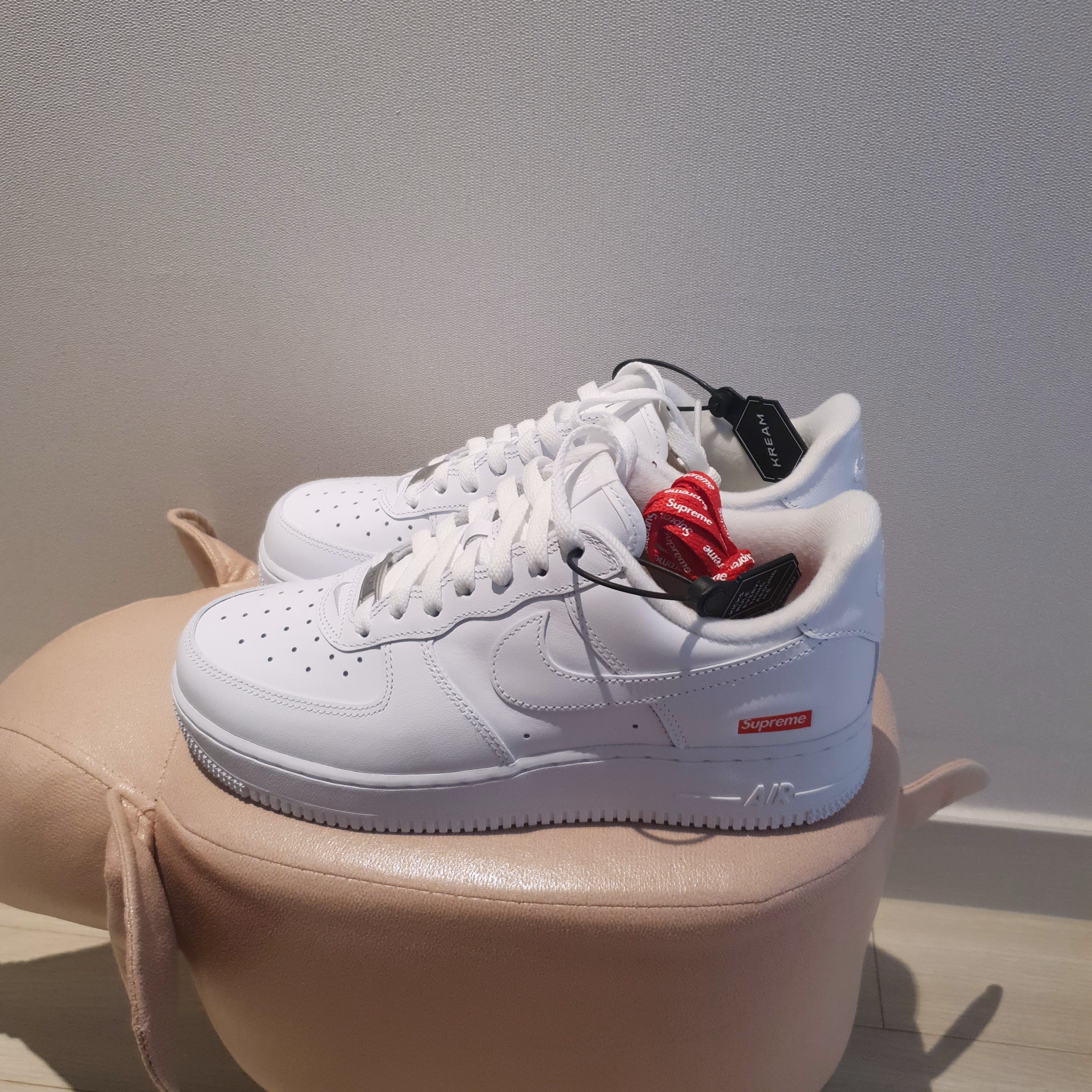 Nike x Supreme Air Force 1 Low White 착용 스타일 - 1