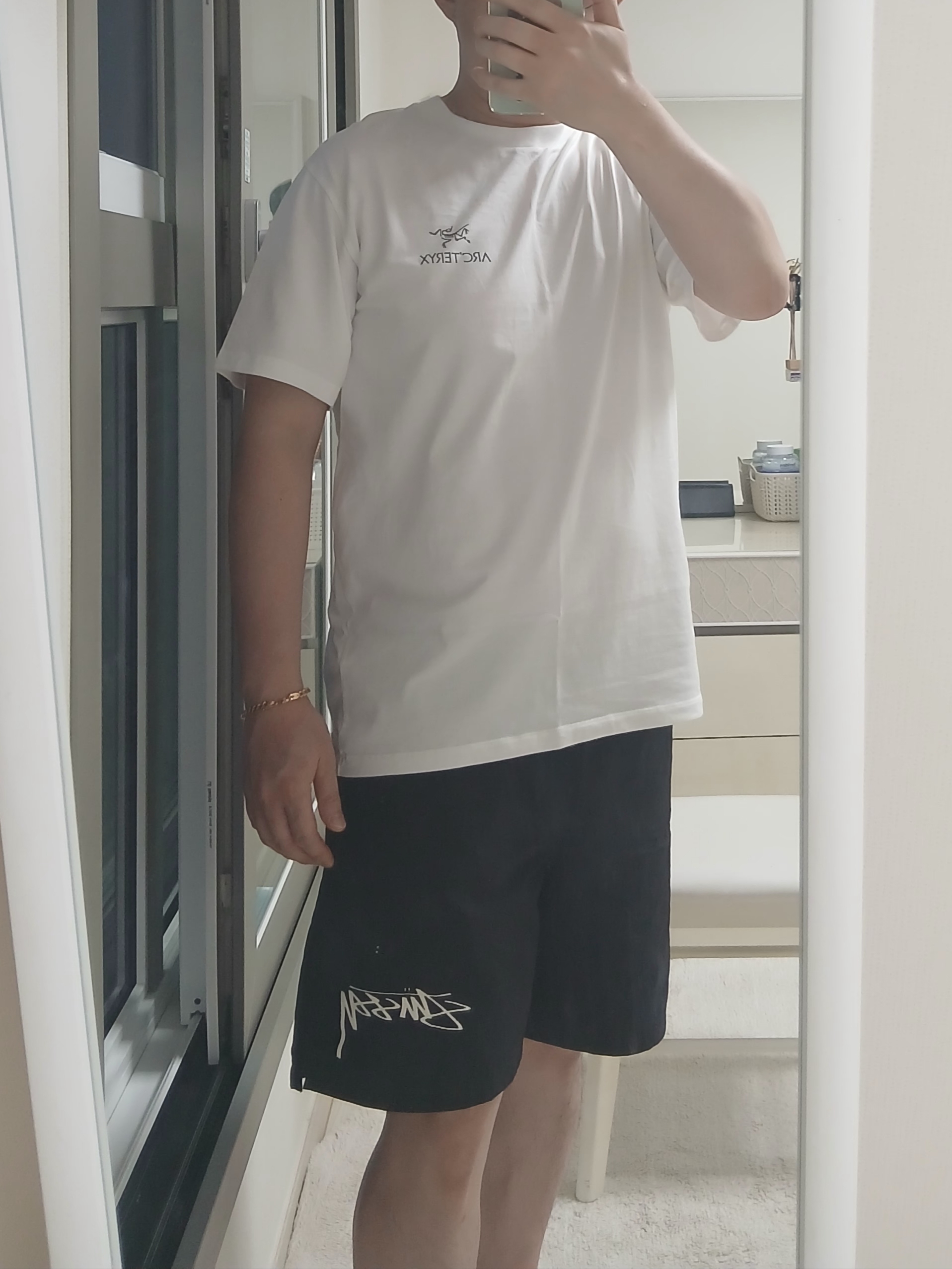 Arc'teryx Kragg SL Cotton Bird Word SS T-Shirt White Light Black, Nike x Stussy Shorts Black (FJ9167-010) 착용 스타일 - 10