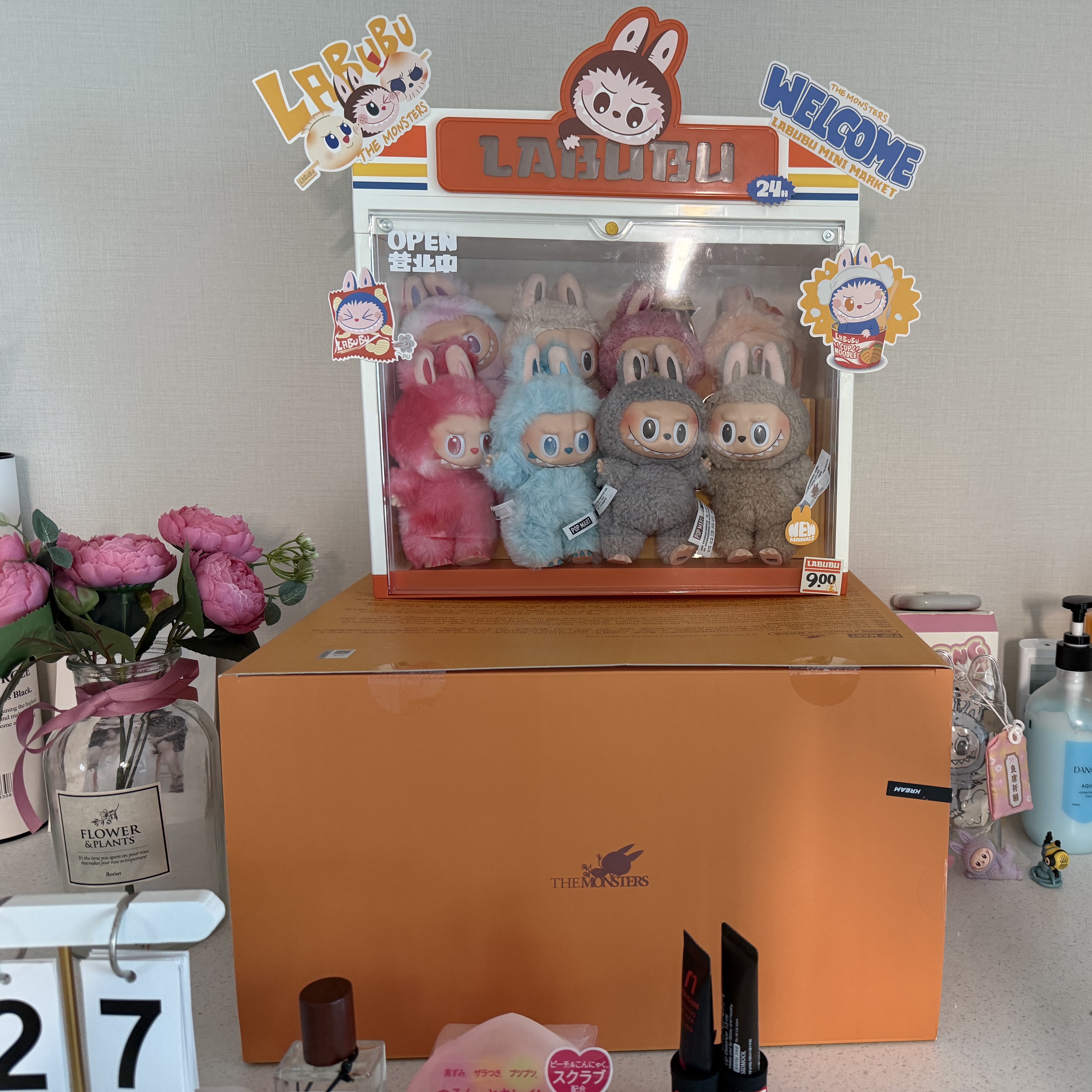 Pop Mart Labubu The Monsters Wacky Mart Series Display Container 착용 스타일 - 2