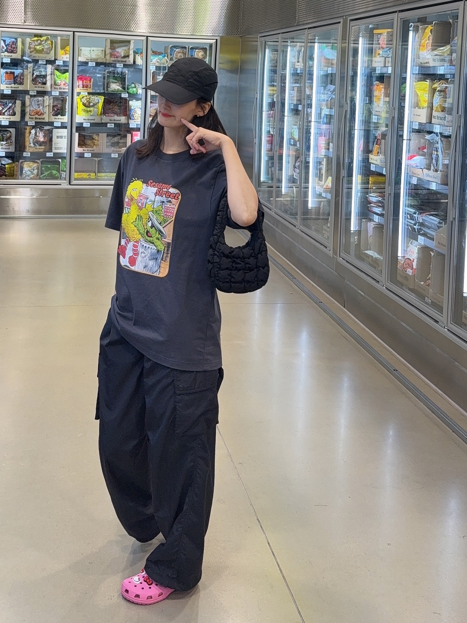 COS Quilted Micro Bag Black, Sansan Gear Wing Cap Black - 23FW 착용 스타일 - 4