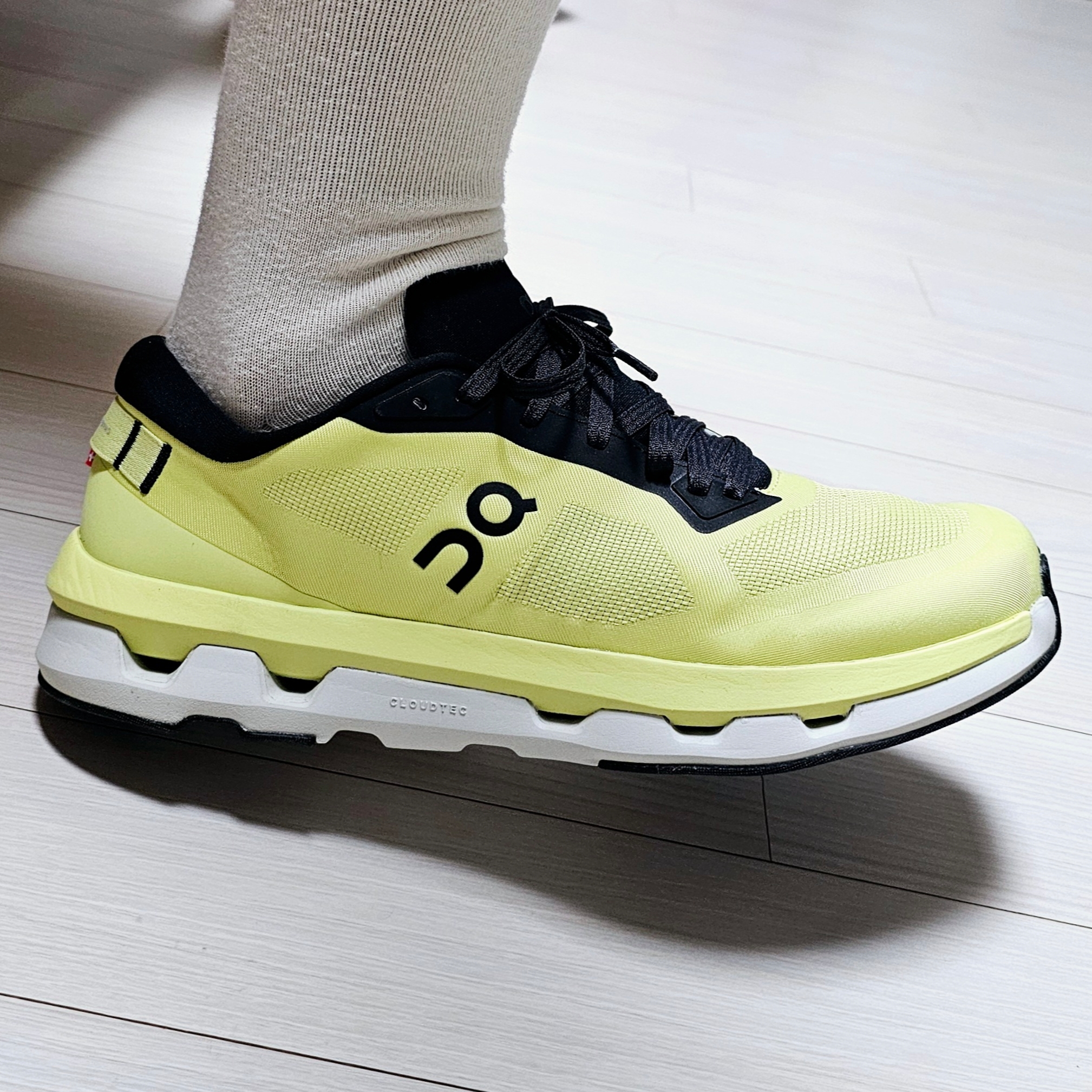 On Running Cloudzone Limelight Black 착용 스타일