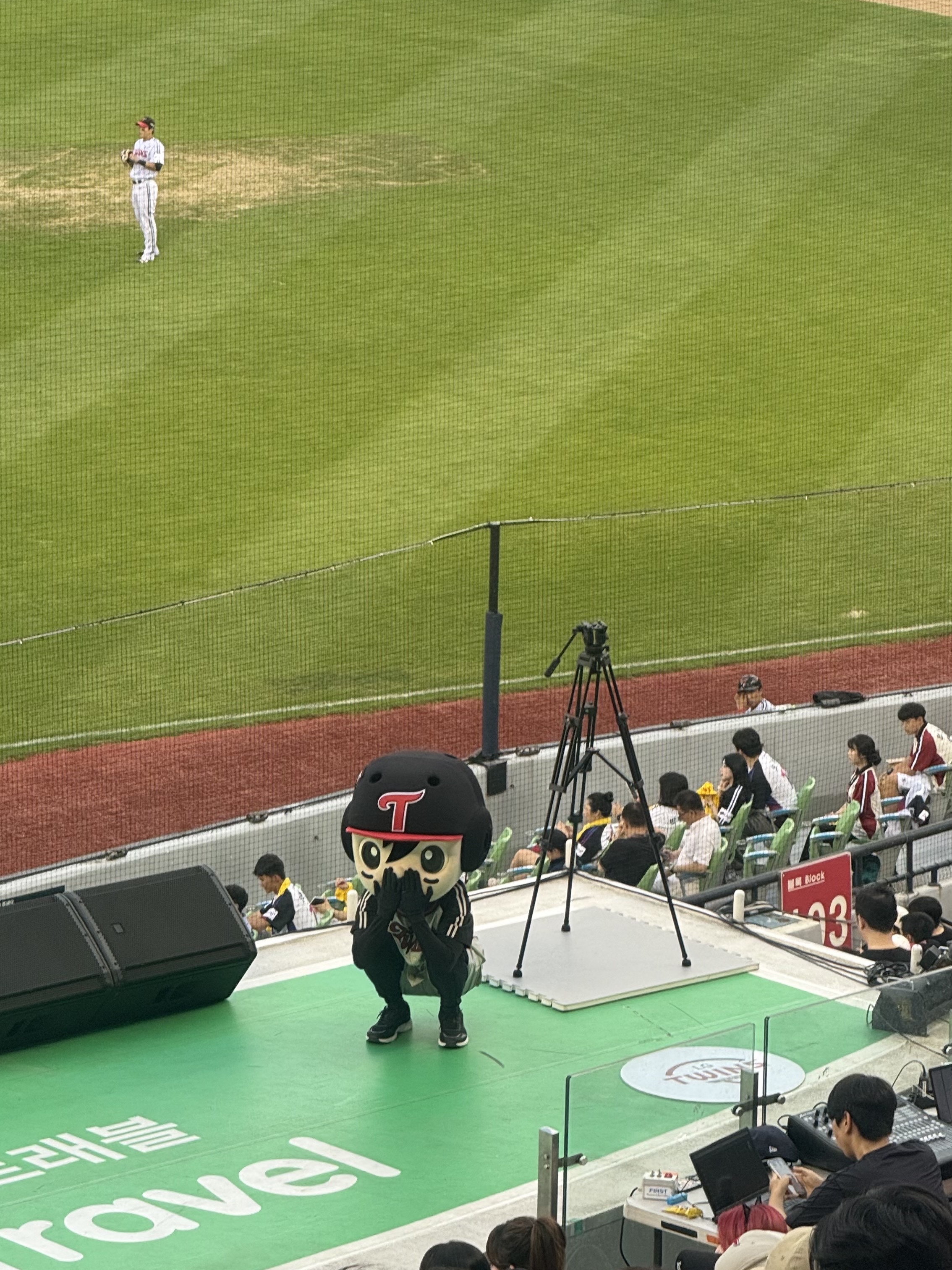LG Twins x Prospecs 2025 Authentic Seoul Uniform Red (Non Marking Ver.), BAPE Baby Milo Plush Mobile Bag Red 착용 스타일 - 5