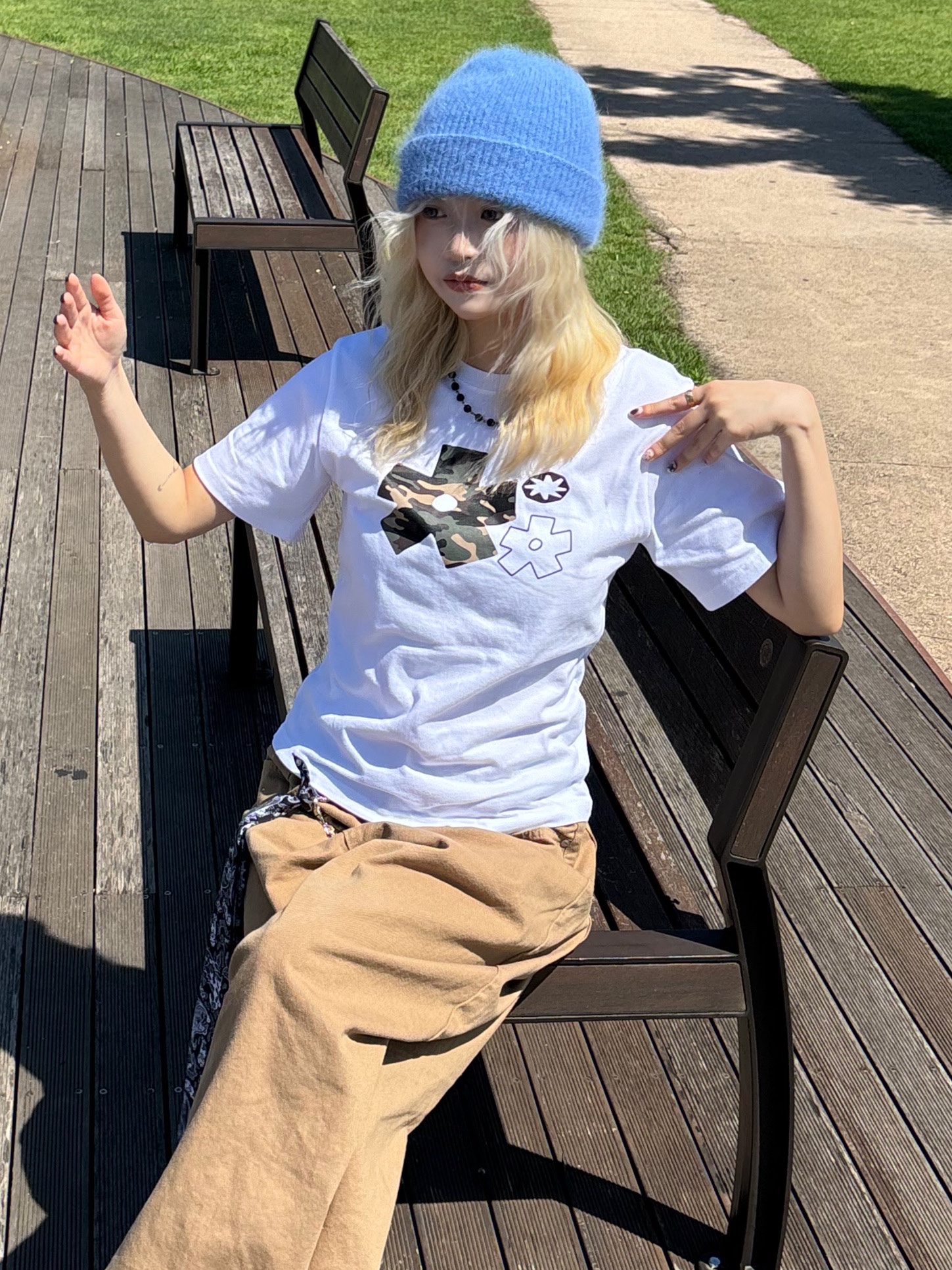 SLOW RECORD HOUSE Camo Bloom Star T-Shirt White 착용 스타일 - 6