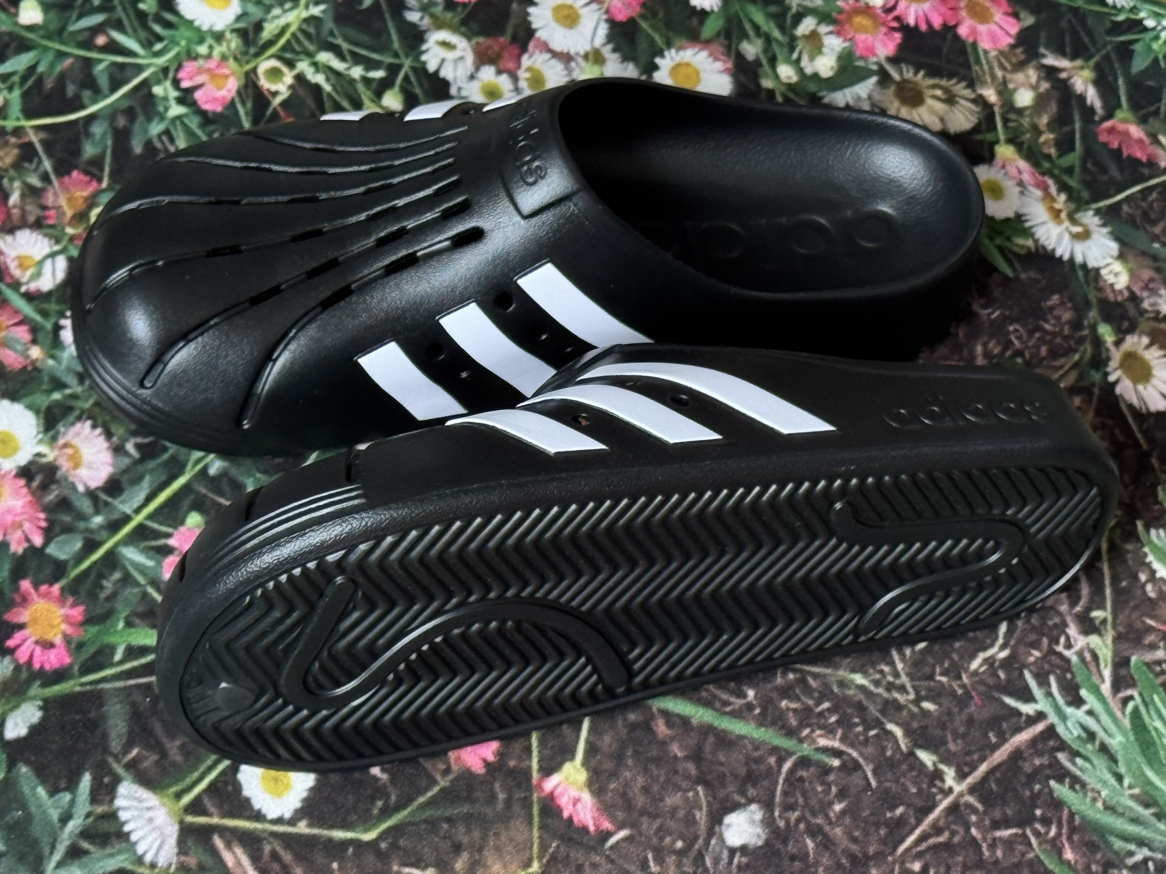 Adidas Adilette Clog Black White, Adidas Adilette Clog White Black 착용 스타일 - 4