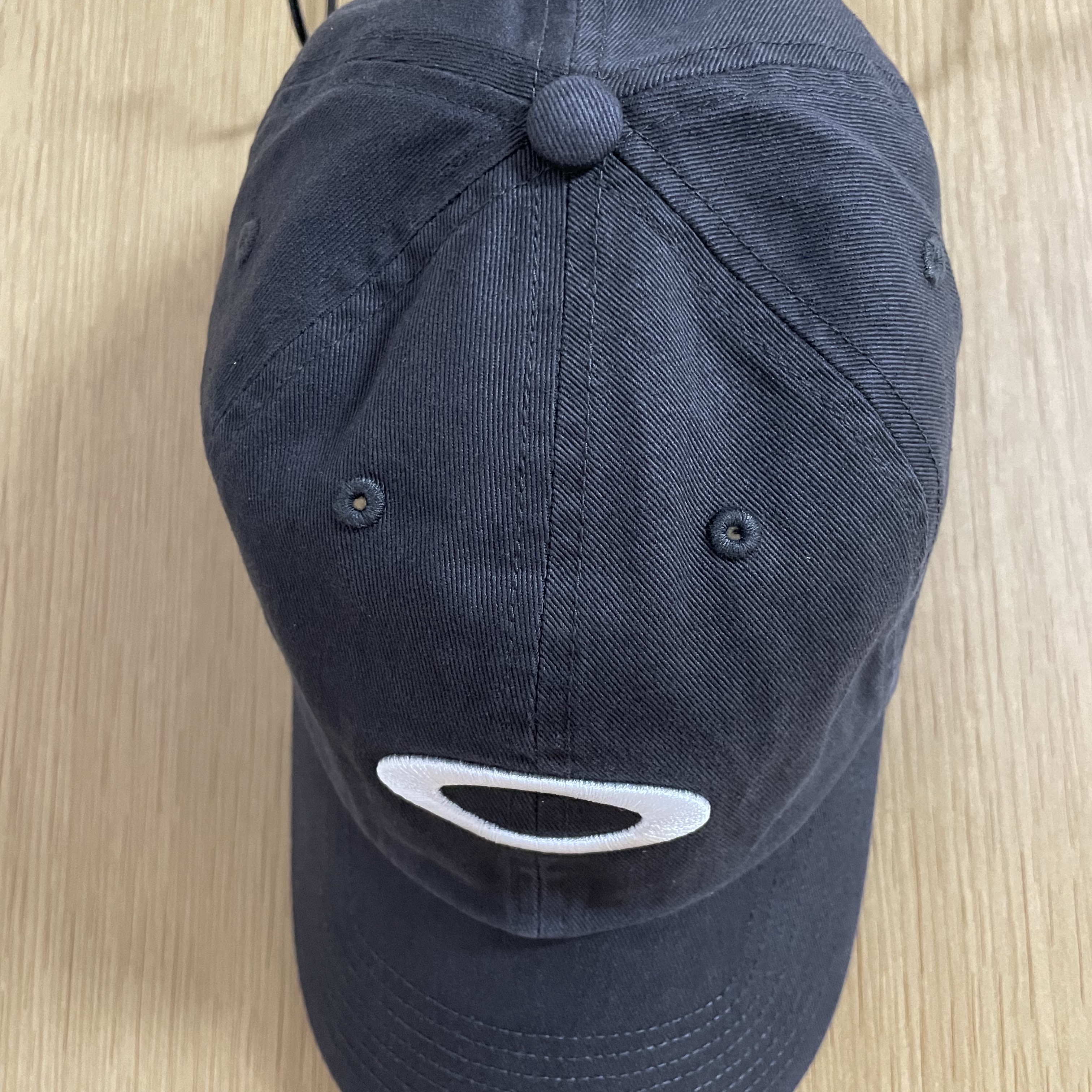 Oakley Remix Dad Hat Blackout 착용 스타일