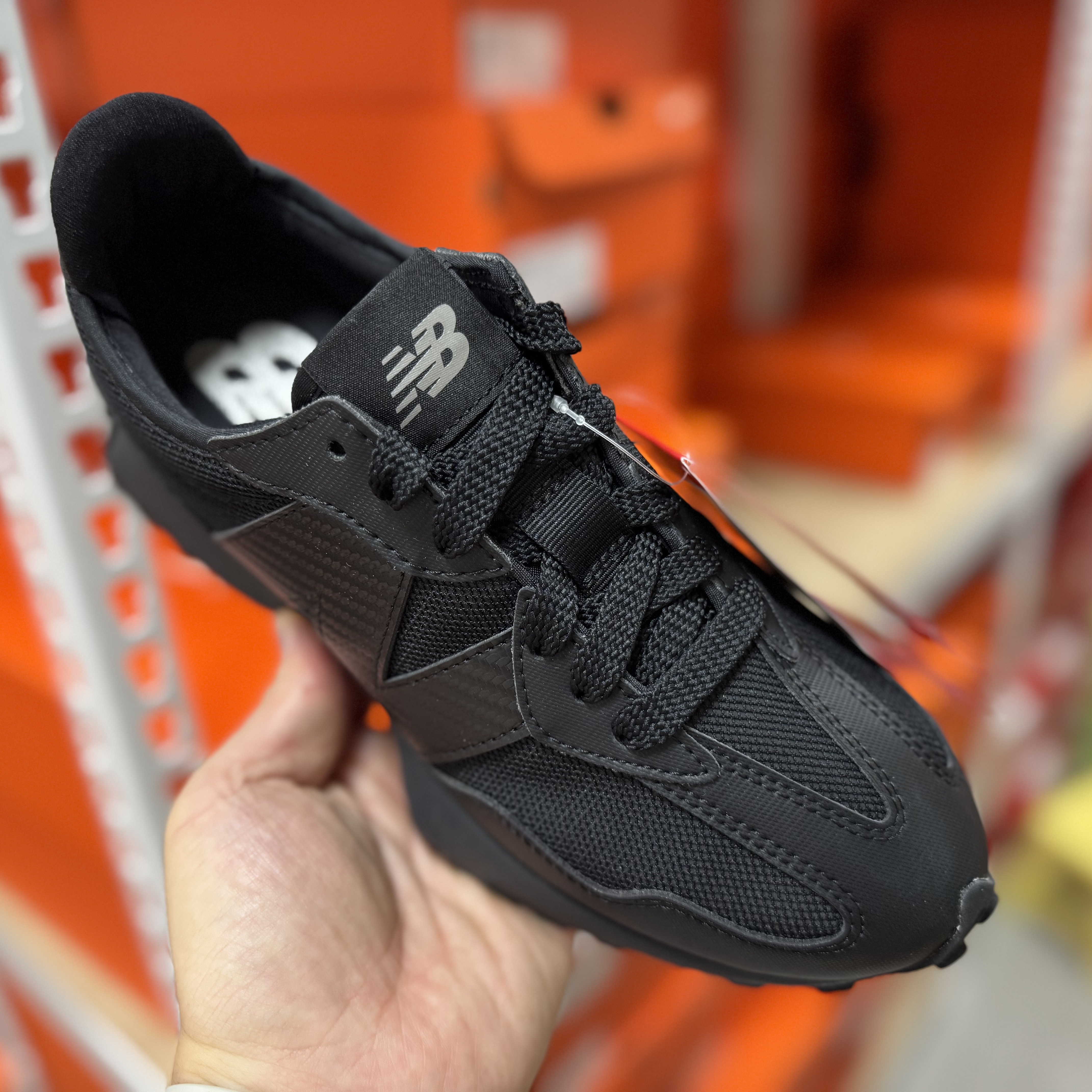 New Balance 327 Black 착용 스타일 - 2
