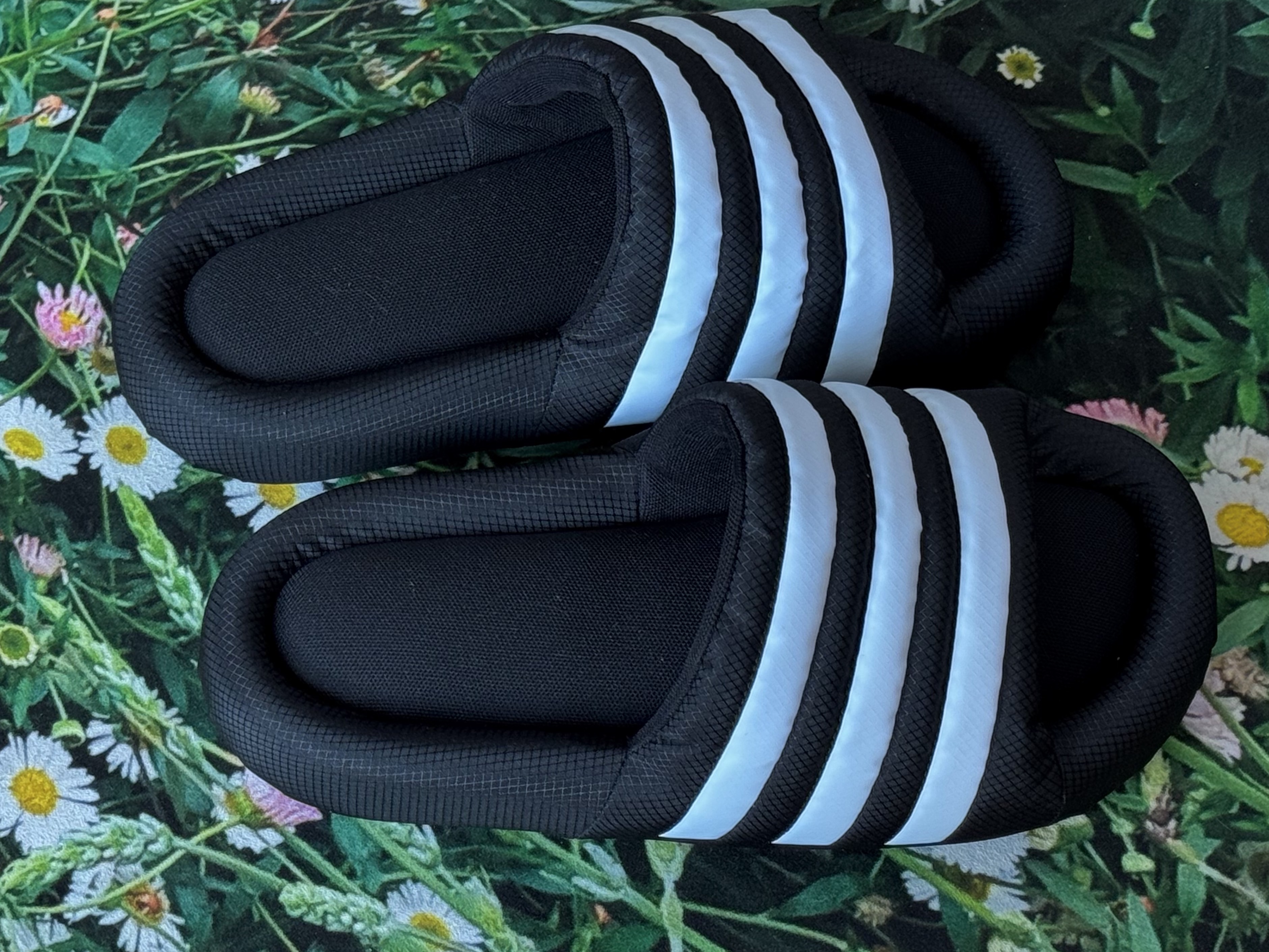 Adidas Adilette 24 Core Black Cloud White 착용 스타일 - 1