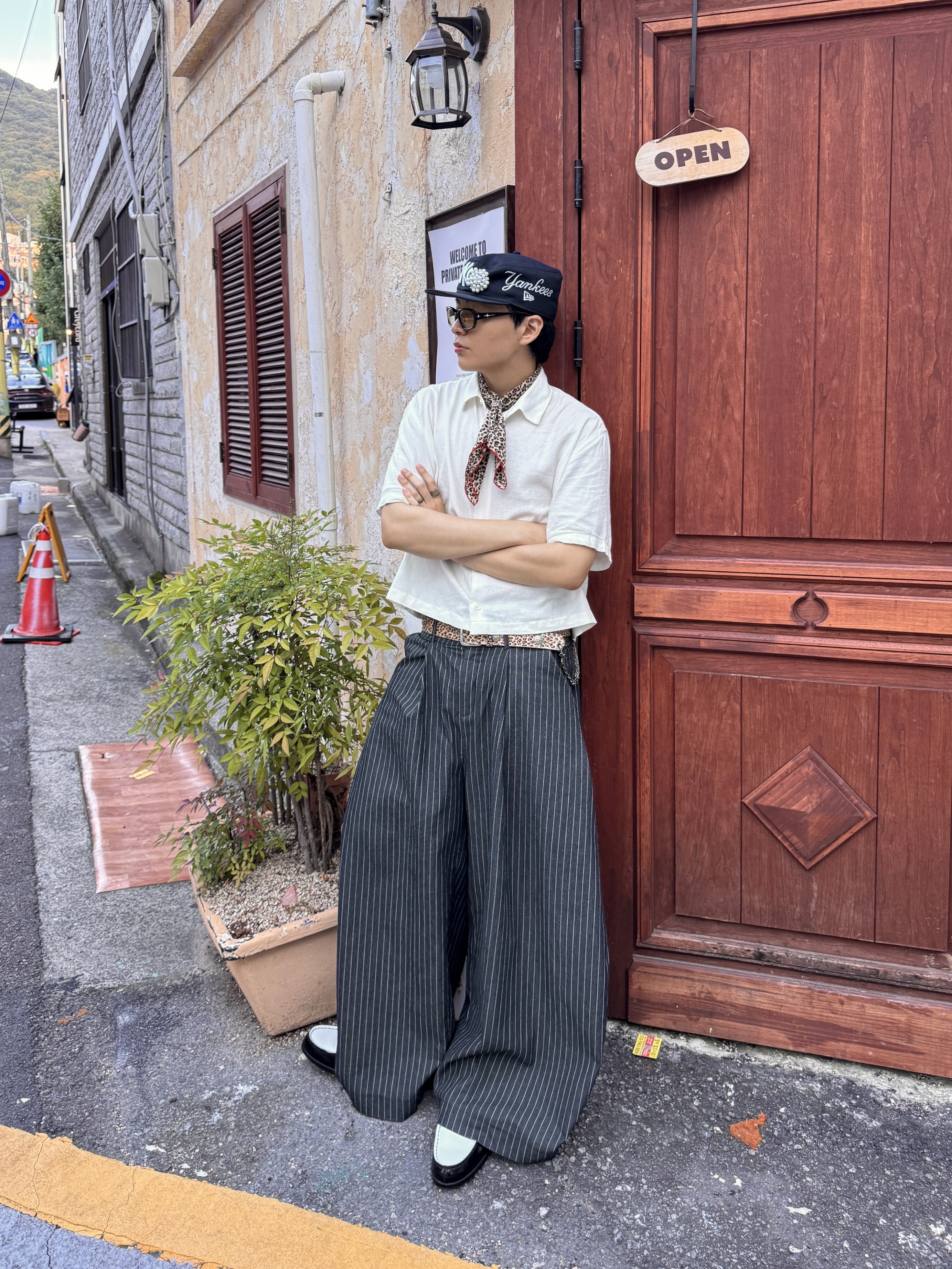 Haruta HS-906 Penny Loafer Black & White, New Era MLB New York Yankees Pillbox Series Ball Cap Navy 착용 스타일 - 5
