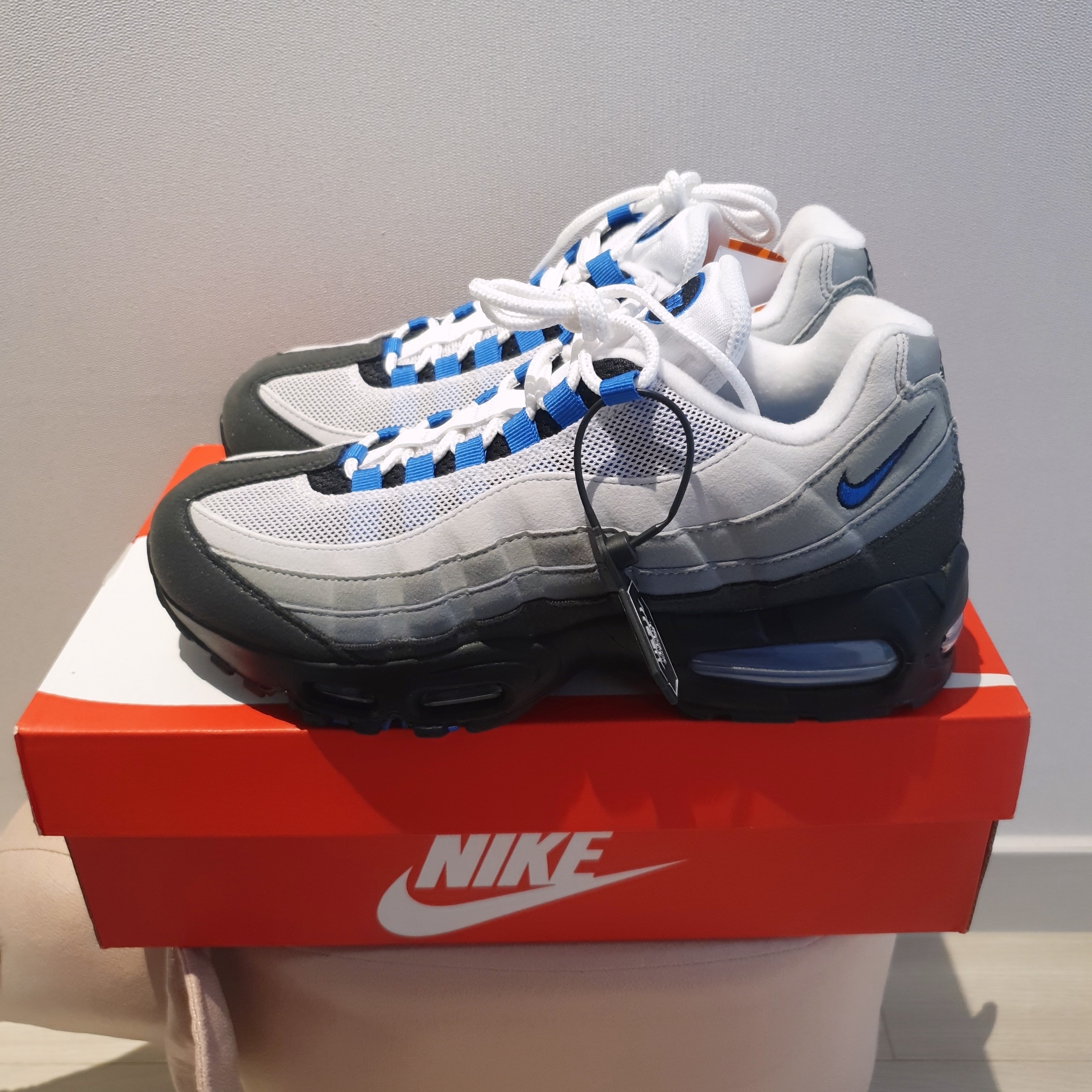 Nike Air Max 95 OG Cool Grey and Blue Spark 착용 스타일 - 2