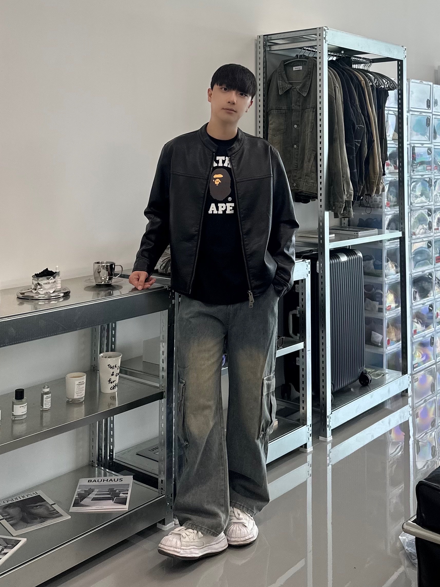 BAPE College T-Shirt Black 착용 스타일 - 1