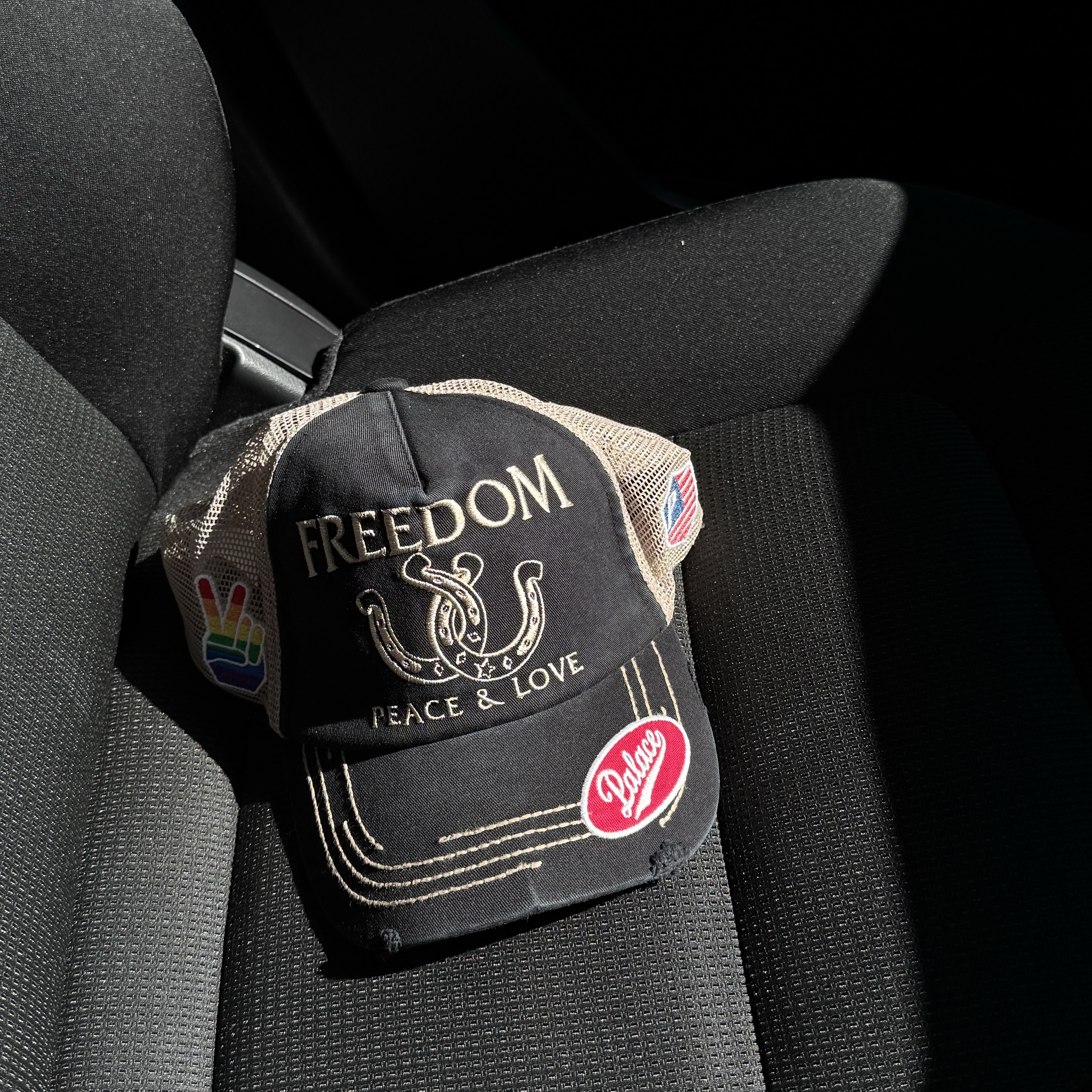 Palace Freedom Distressed Trucker Black - 25FW 착용 스타일 - 1