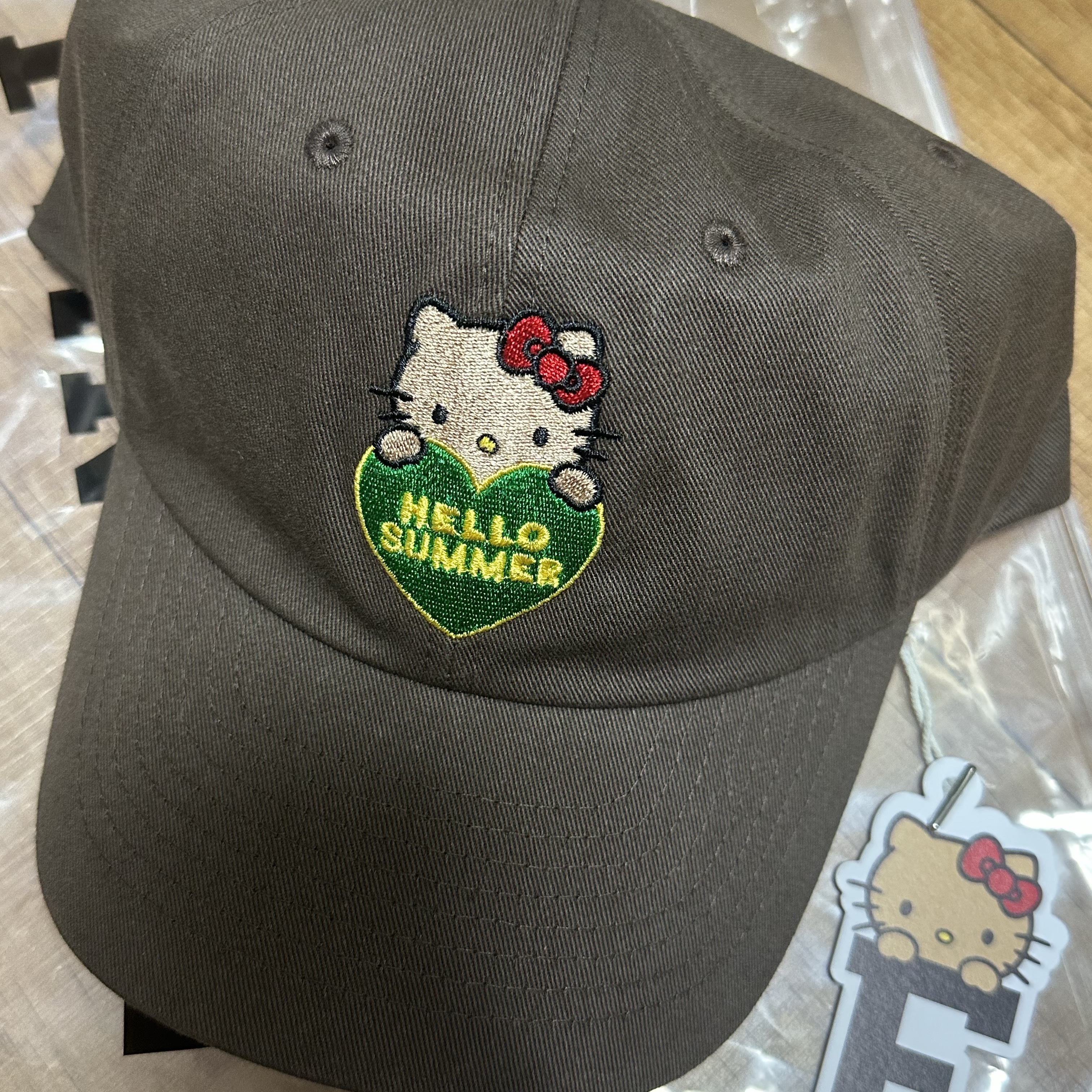 Farven x Tanning Hello Kitty Hello Summer Ball Cap_Brown 착용 스타일