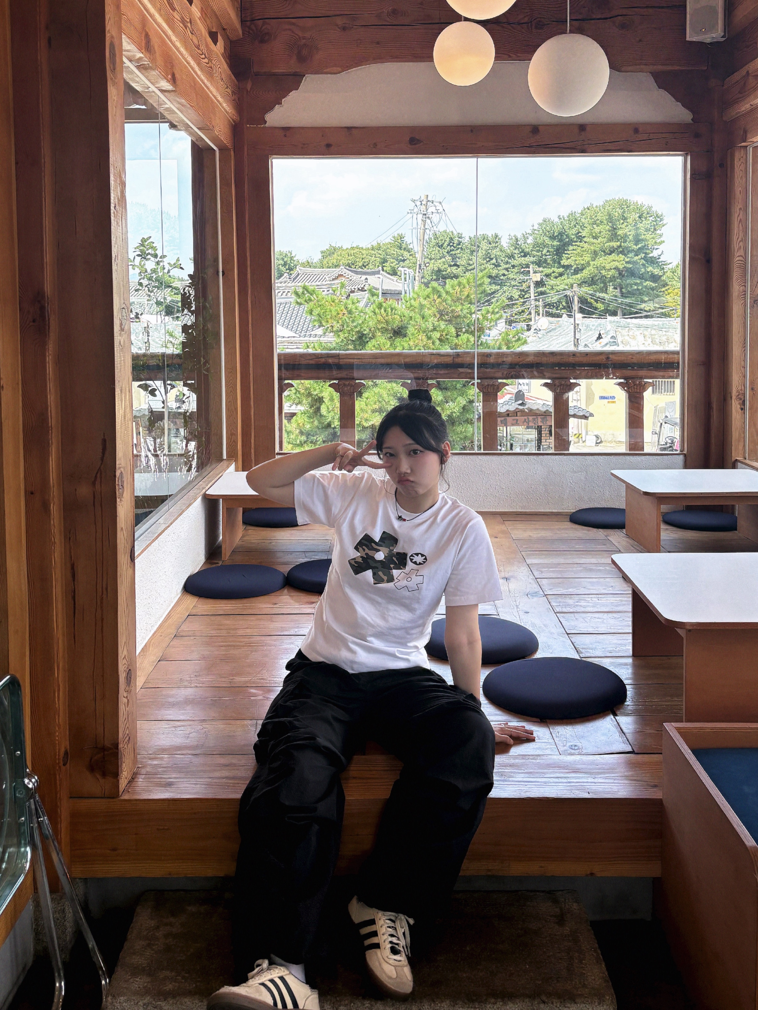 SLOW RECORD HOUSE Camo Bloom Star T-Shirt White 착용 스타일 - 3