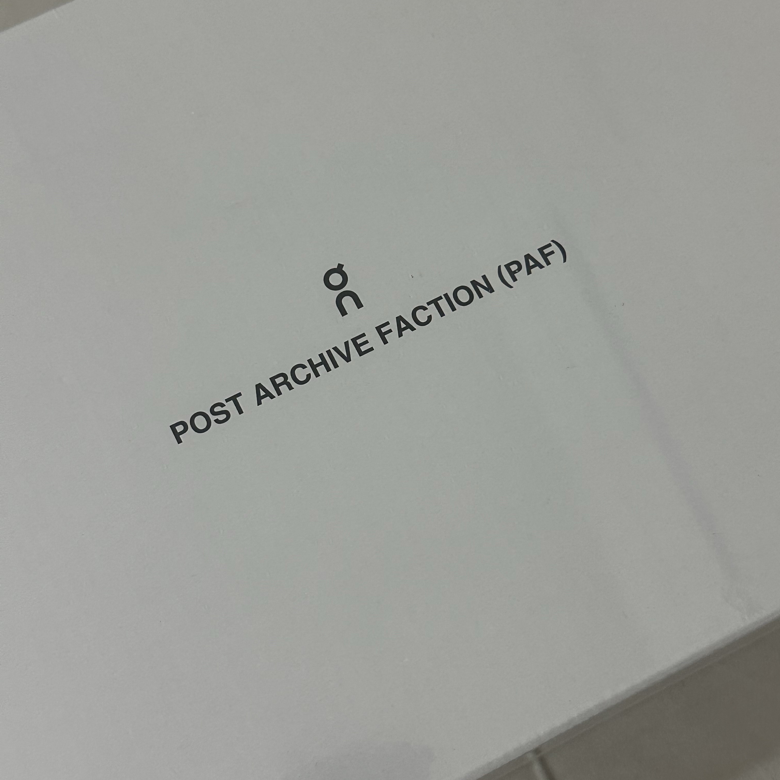 (W) On Running x Post Archive Faction (Paf) Cloudventure Peak All Black 착용 스타일 - 2