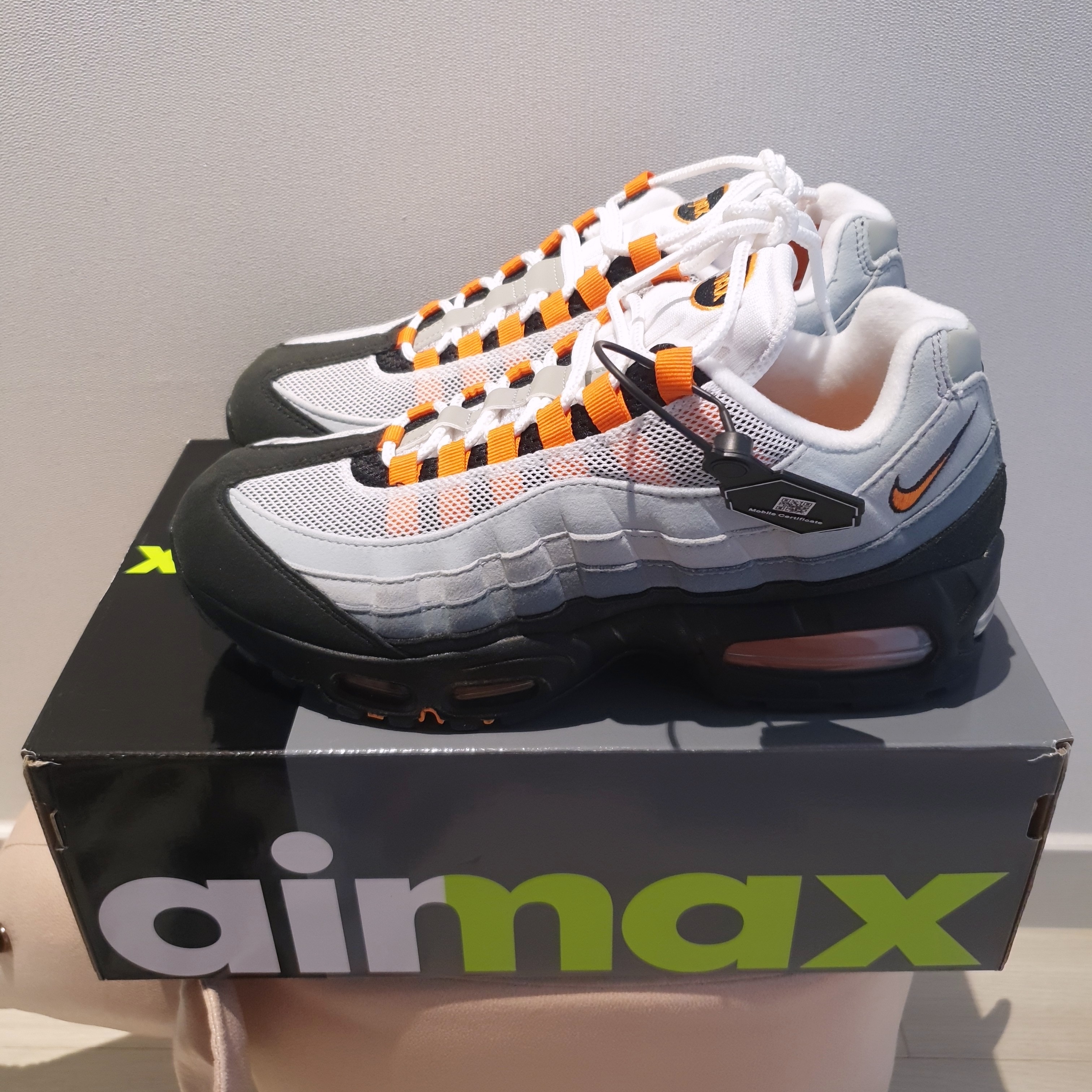 Nike Air Max 95 OG Bright Mandarin 착용 스타일 - 2