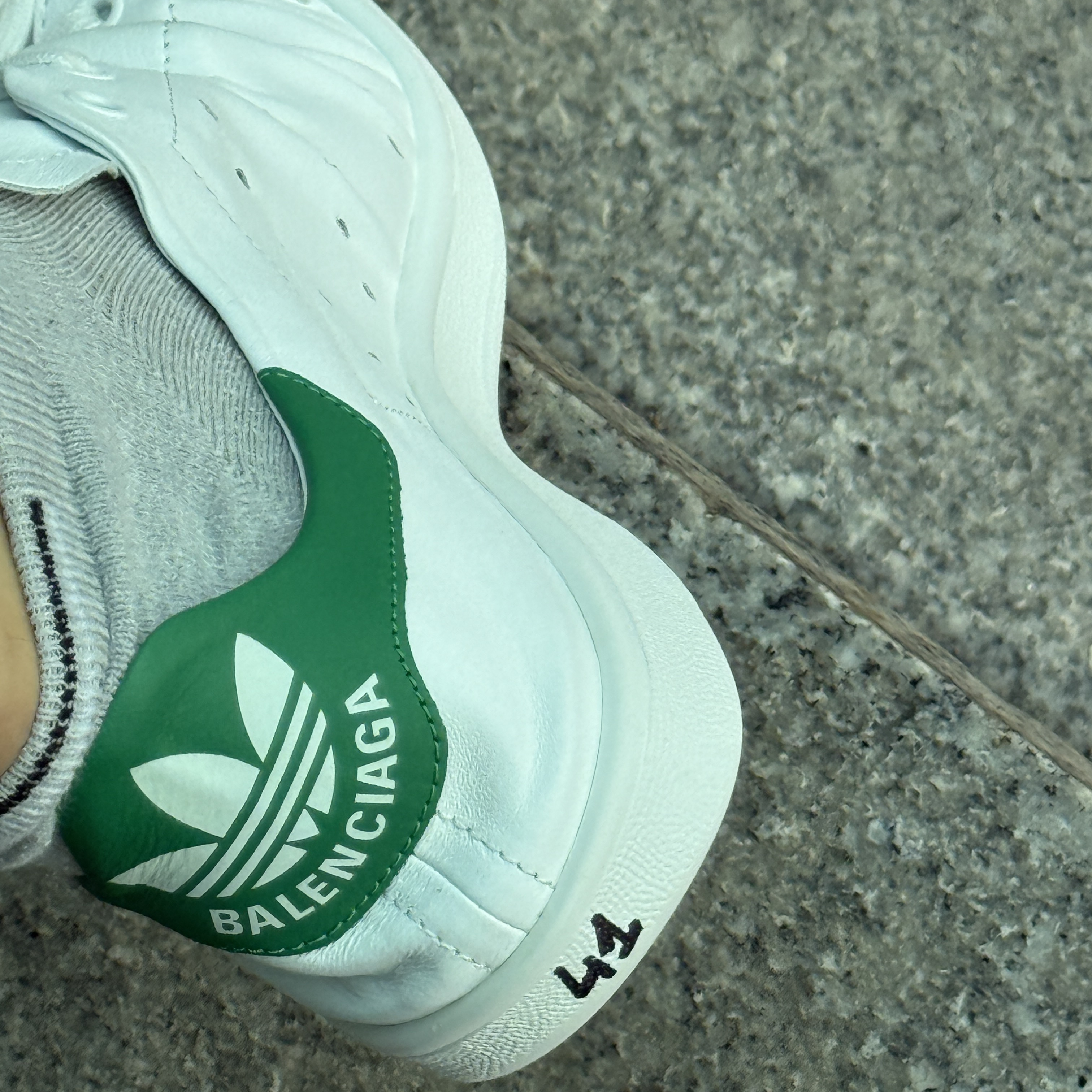 Balenciaga x Adidas Stan Smith Core White Green 착용 스타일 - 3