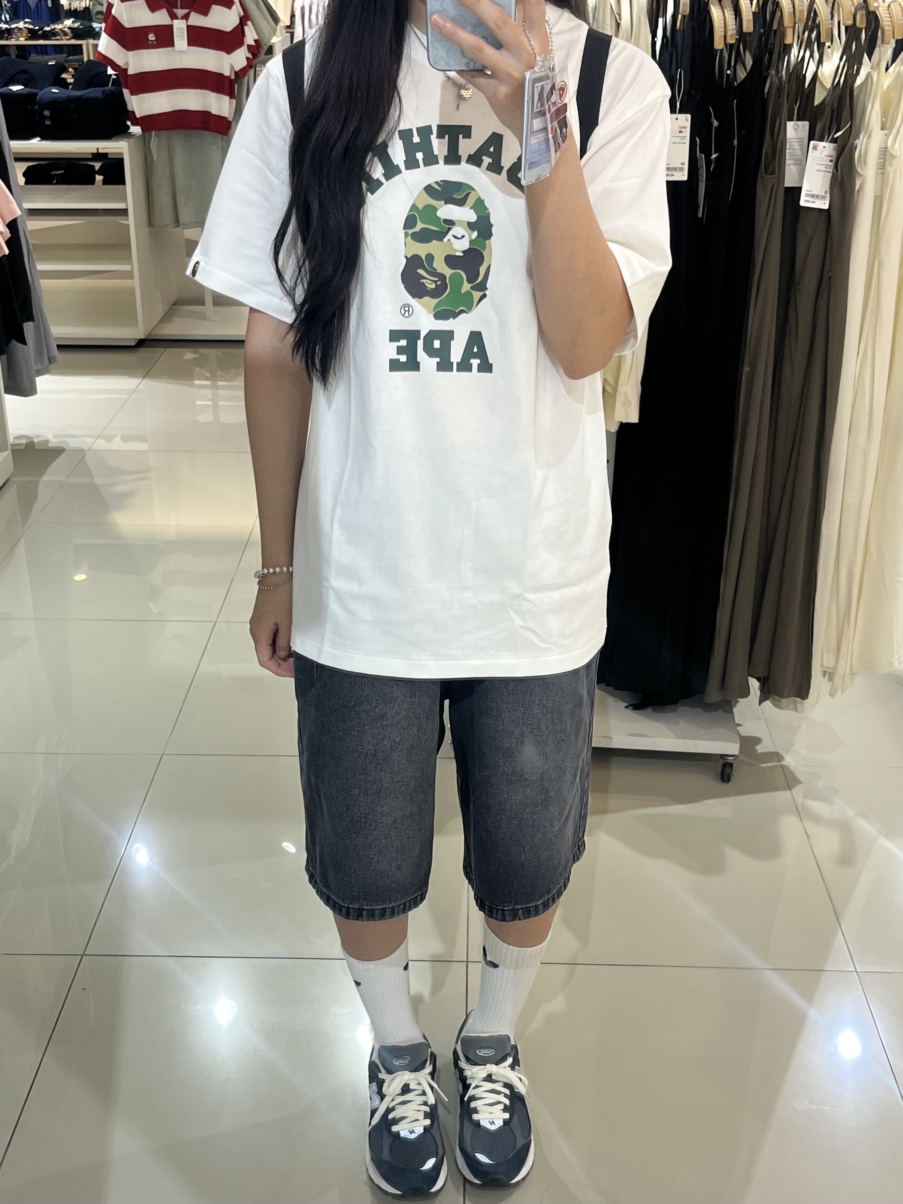 BAPE ABC Camo College T-Shirt White Green, New Balance 2002R Premium Vintage Navy Grey 착용 스타일 - 2