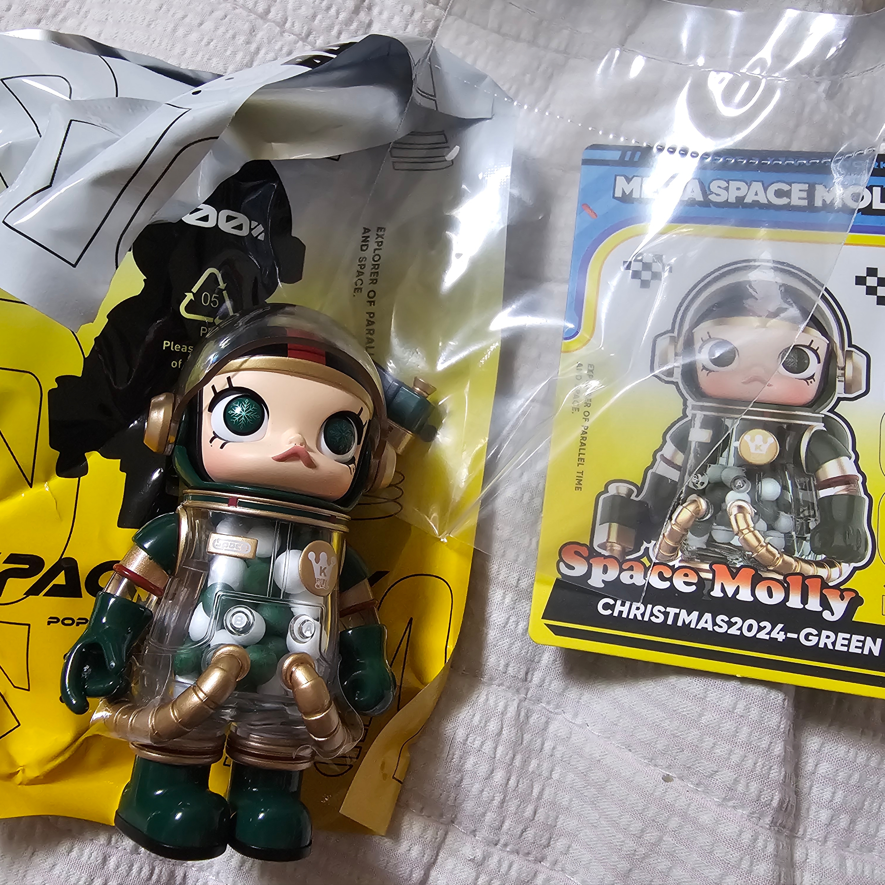 Pop Mart Mega Space Molly 100% Series4 Christmas2024-Green (Opened Case) 착용 스타일