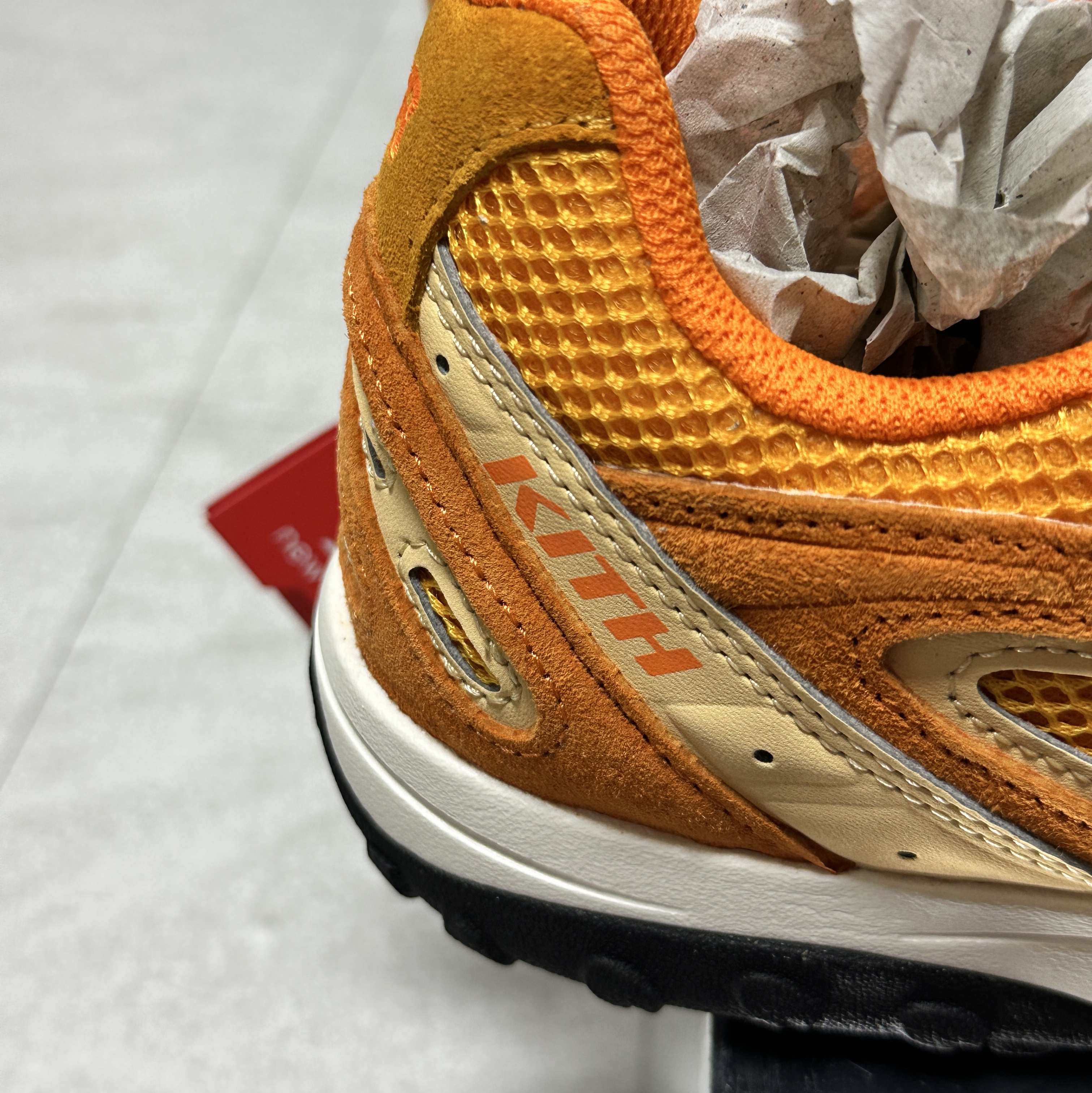 New Balance x Kith 204L Orange Silver 착용 스타일 - 4