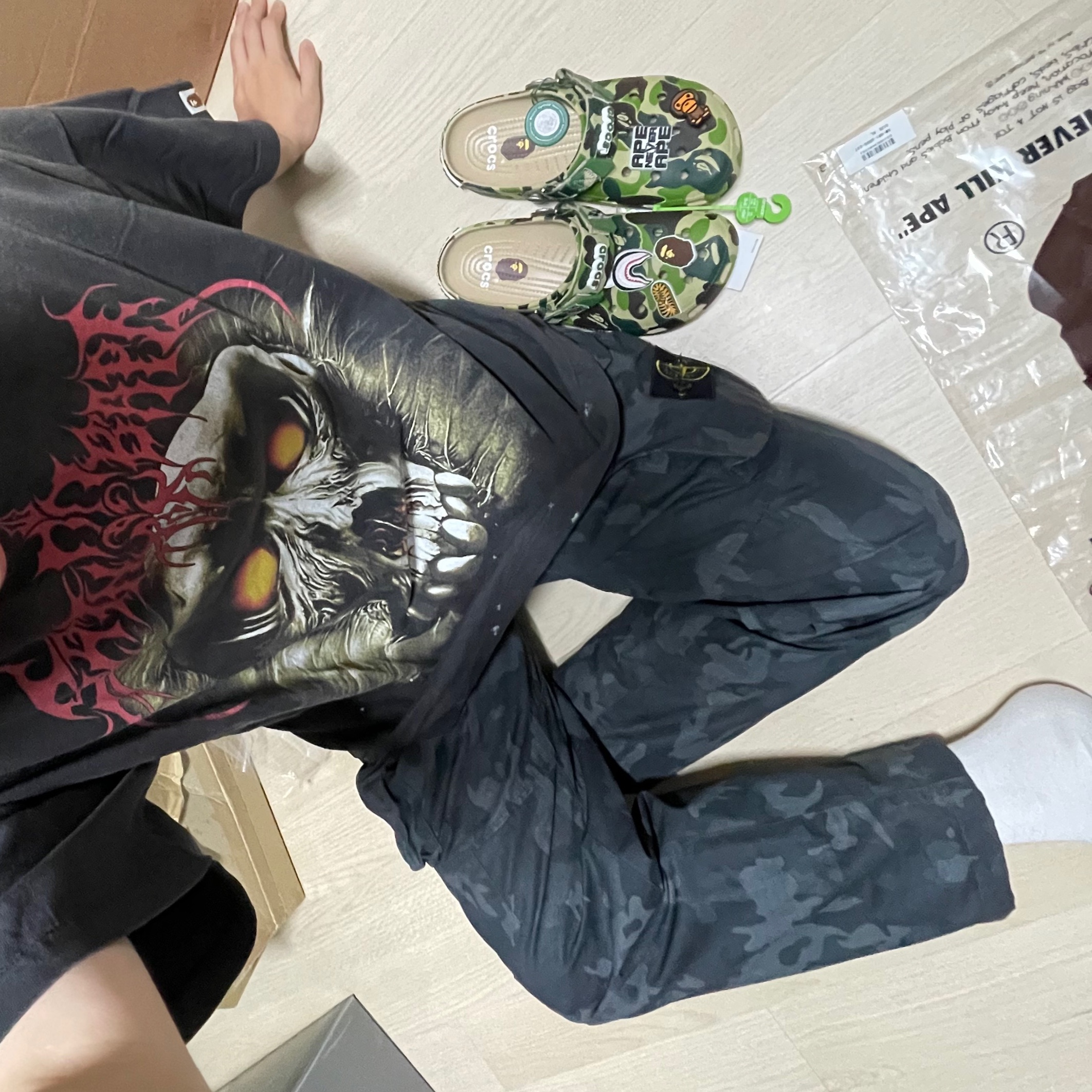 Saint Mxxxxxx x BAPE Saint BAPE S/S T-Shirt Black - 25AW, Supreme x Stone Island Reactive Ice Camo Ripstop Cargo Pants Black - 22SS 착용 스타일