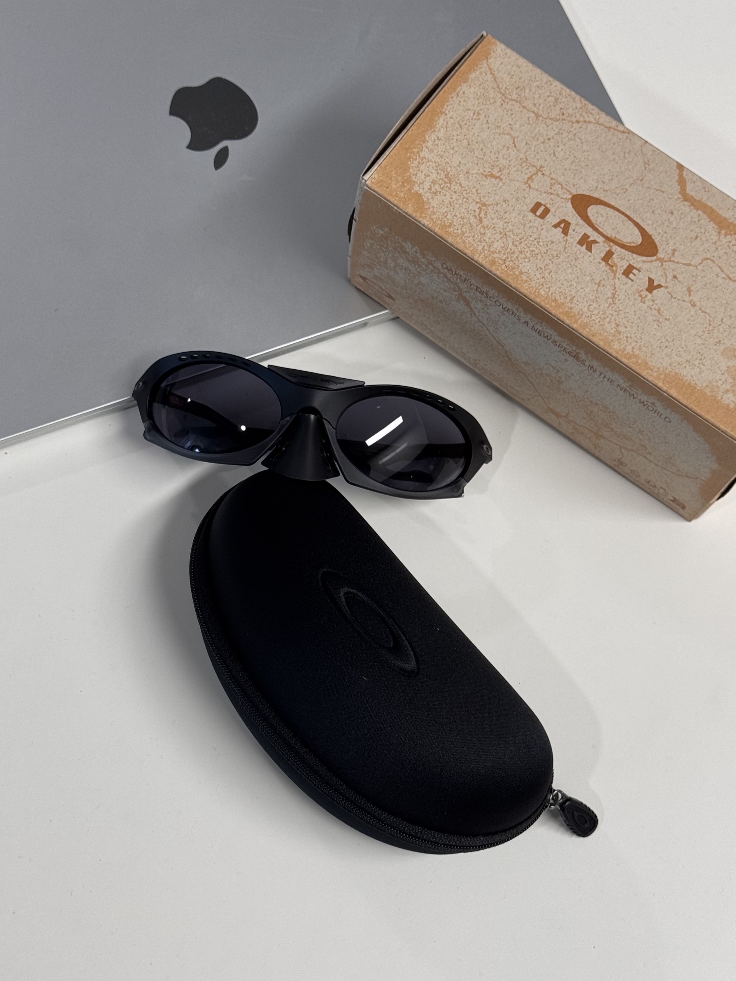 Oakley Plantaris Matte Black Frame Prizm Grey Lenses Regular Universal Fit, Oakley Plantaris Latitude Collection Matte Moss Green Frame Prizm Black Lenses Universal Fit 착용 스타일 - 2