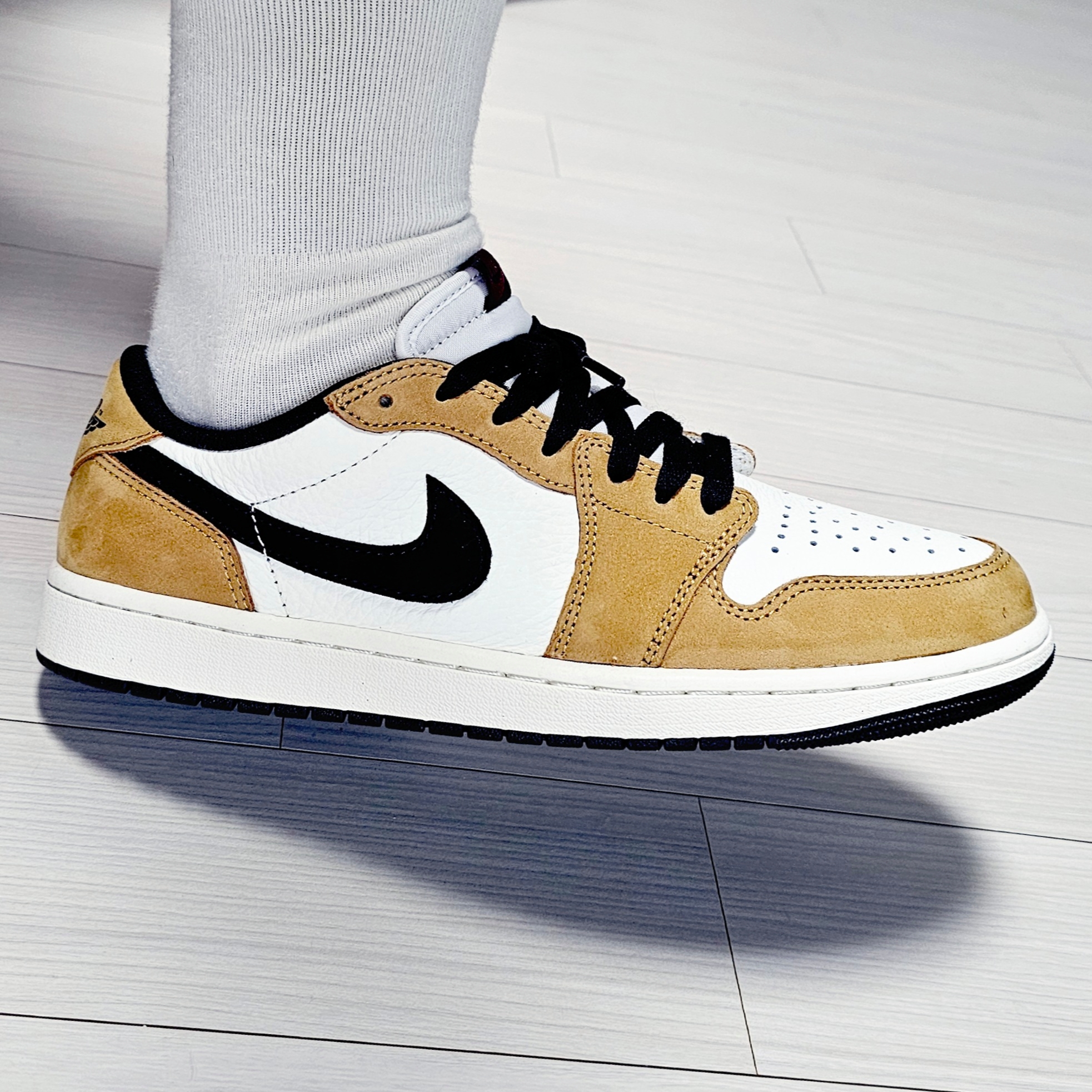 Jordan 1 Low OG Sail and Golden Harvest 착용 스타일