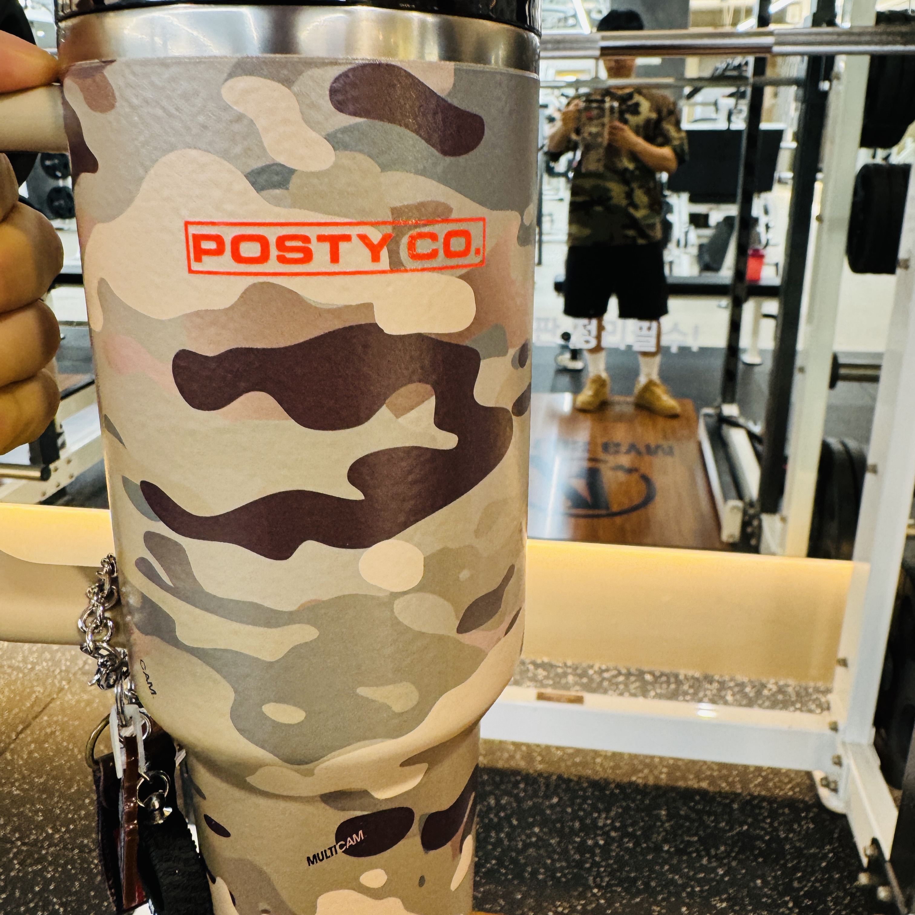 Stanley x The Post Malone Quencher H2.0 Flowstate Tumbler 1.18L Multicam, Nike x Supreme Air Force 1 Low Flax 착용 스타일