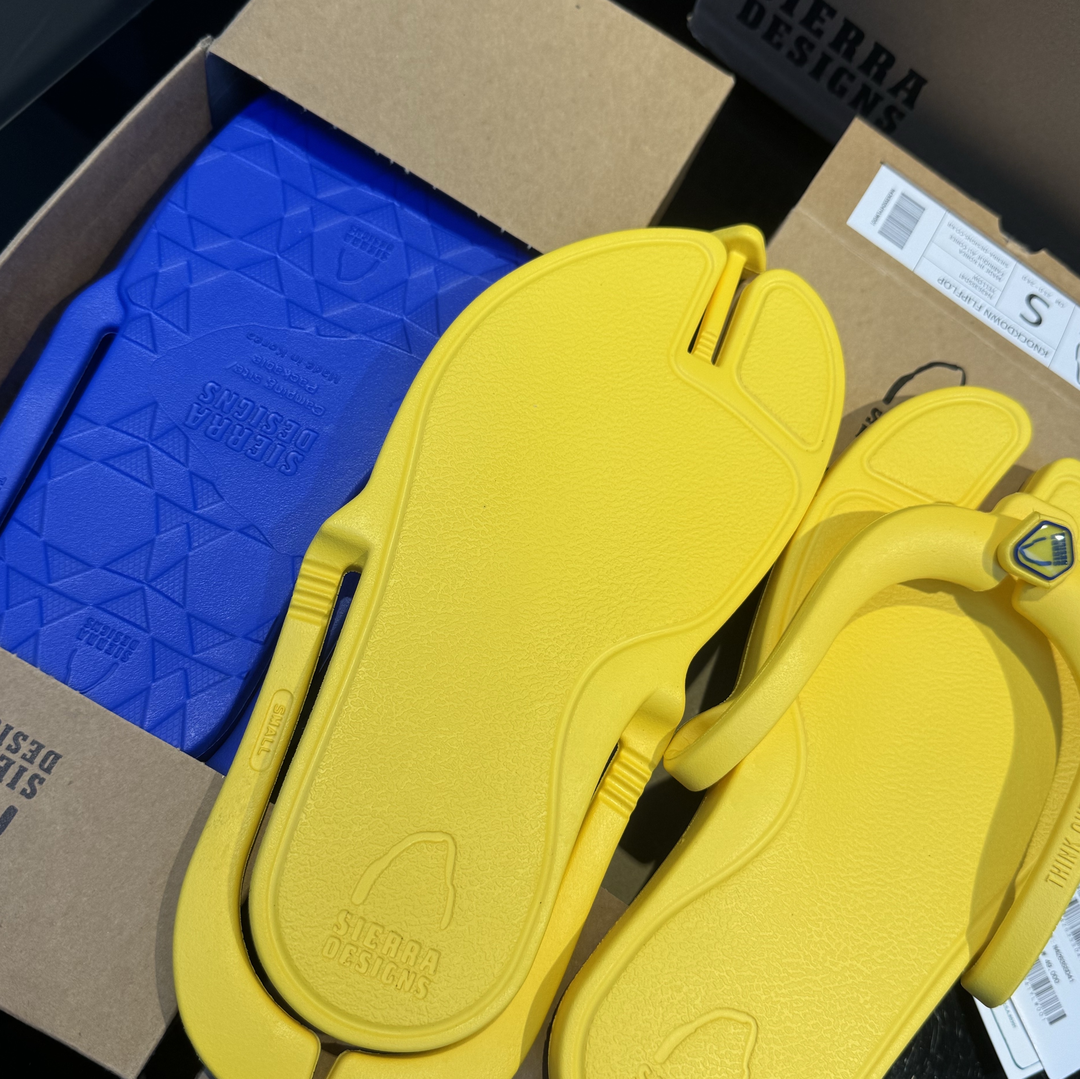 SIERRA DESIGNS Knockdown Flipflop ADV+ Blue, SIERRA DESIGNS Knockdown Flipflop ADV+ Yellow 착용 스타일