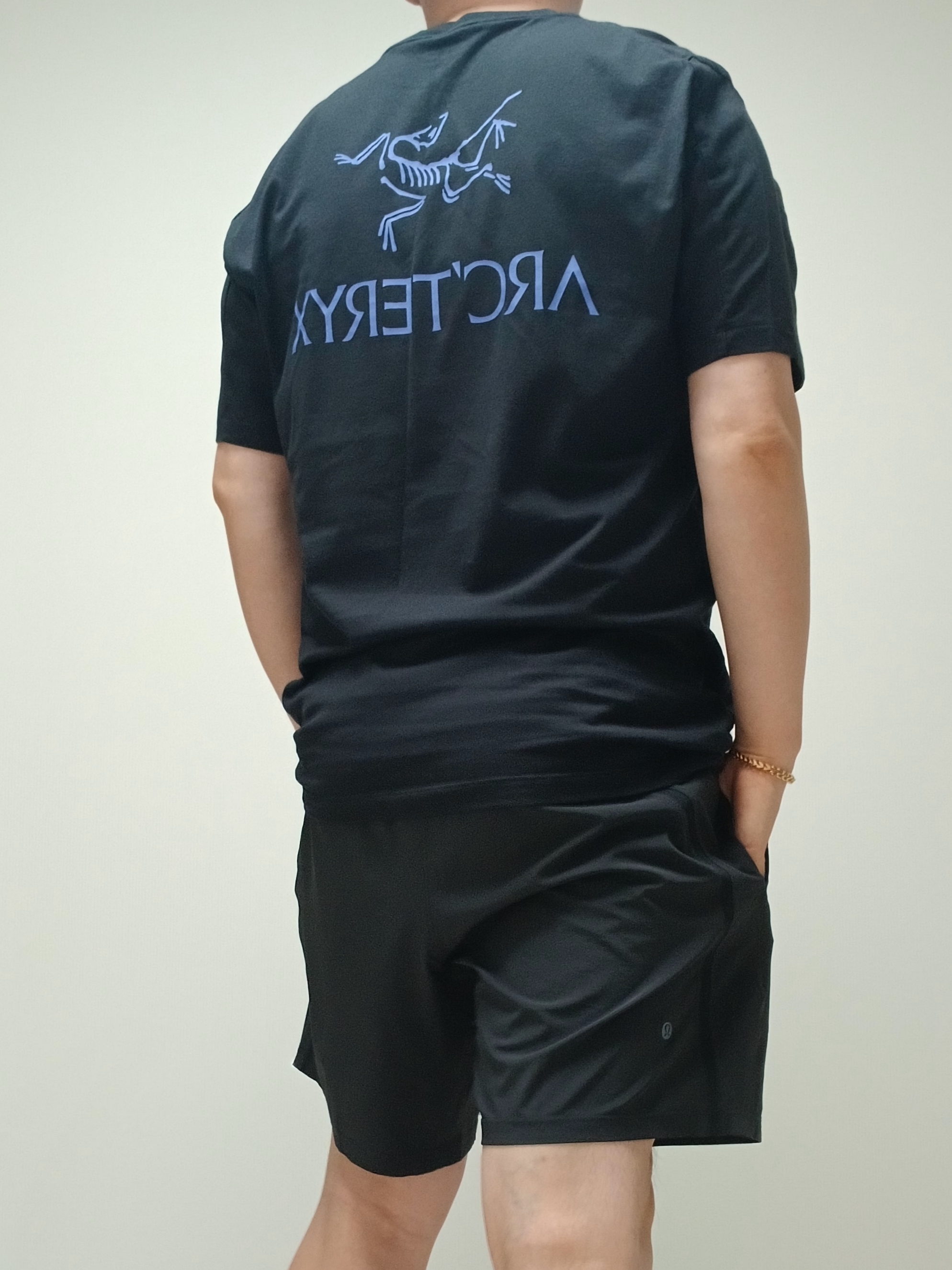 Arc'teryx Kragg SL Cotton Bird Word SS T-Shirt Black Electra, Lululemon Pace Breaker Linerless Shorts 5 Inch Black 착용 스타일 - 8